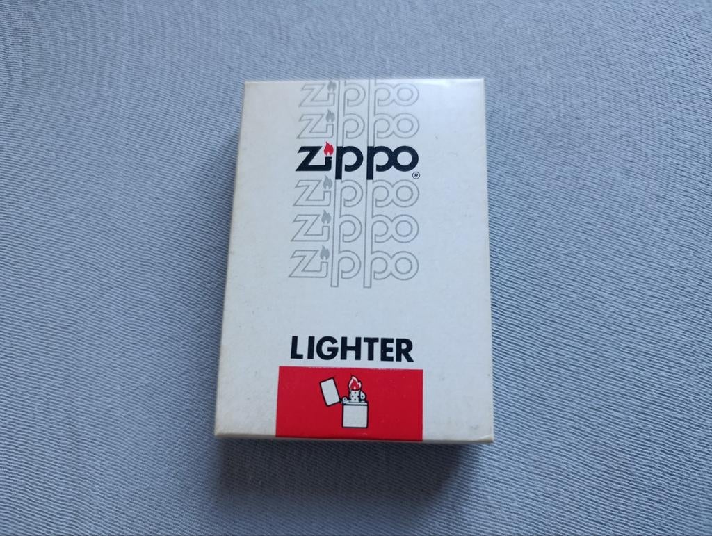 Zippo aansteker Koninklijke Marine in originele doos, Verzamelen, Ophalen of Verzenden, Zo goed als nieuw, Aansteker