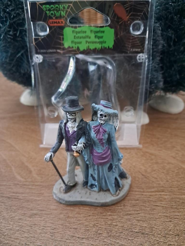 Lemax spooky town spectral couple, Ophalen
