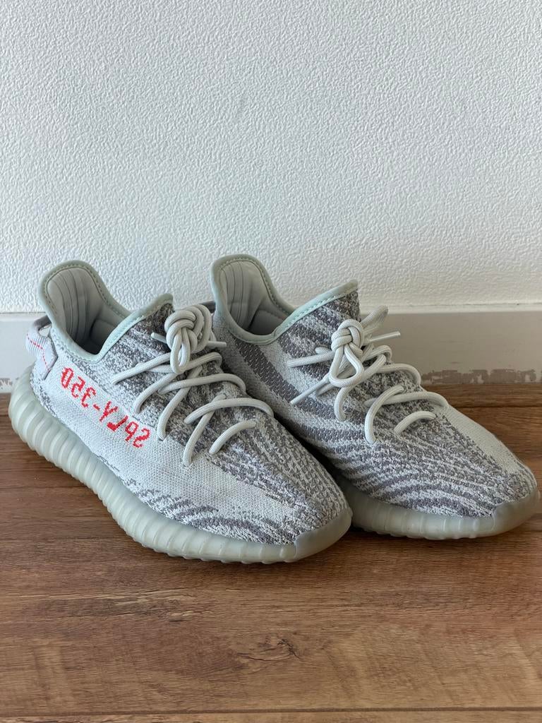 Yeezy Boost 350 V2 Blue Tint - Maat 42, Kleding | Heren, Schoenen, Ophalen of Verzenden, Gedragen, Blauw, Sneakers of Gympen