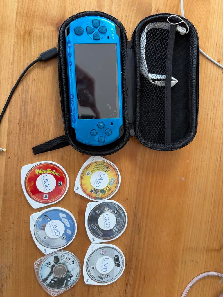 Blauwe PSP 3006 met games en hoesje, Spelcomputers en Games, Spelcomputers | Sony PSP, Met games, Blauw, PSP 3000, Ophalen of Verzenden