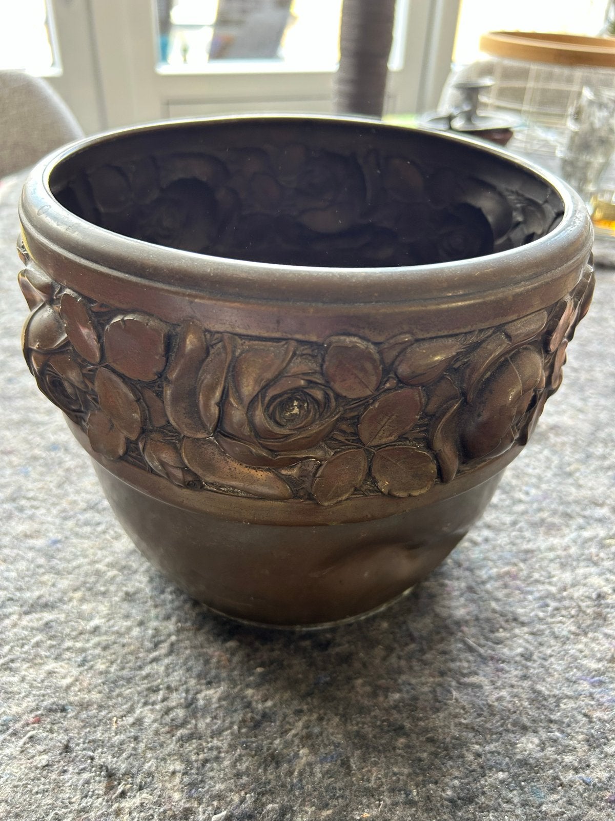 Antieke bronzen bloempot met rozenreliëf, Antiek en Kunst, Ophalen