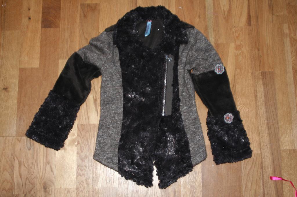Carbone vest maat 122, Ophalen of Verzenden, Zo goed als nieuw, Meisje, Trui of Vest