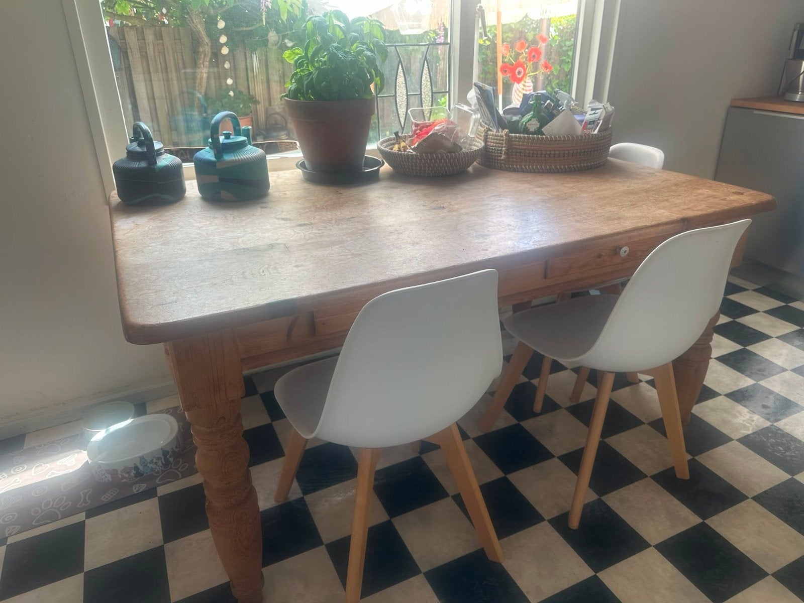 GRATIS! Oude grenen tafel met 4 stoelen 1.60 x 1.00, Huis en Inrichting, Tafels | Eettafels, Ophalen, Gebruikt, 50 tot 100 cm