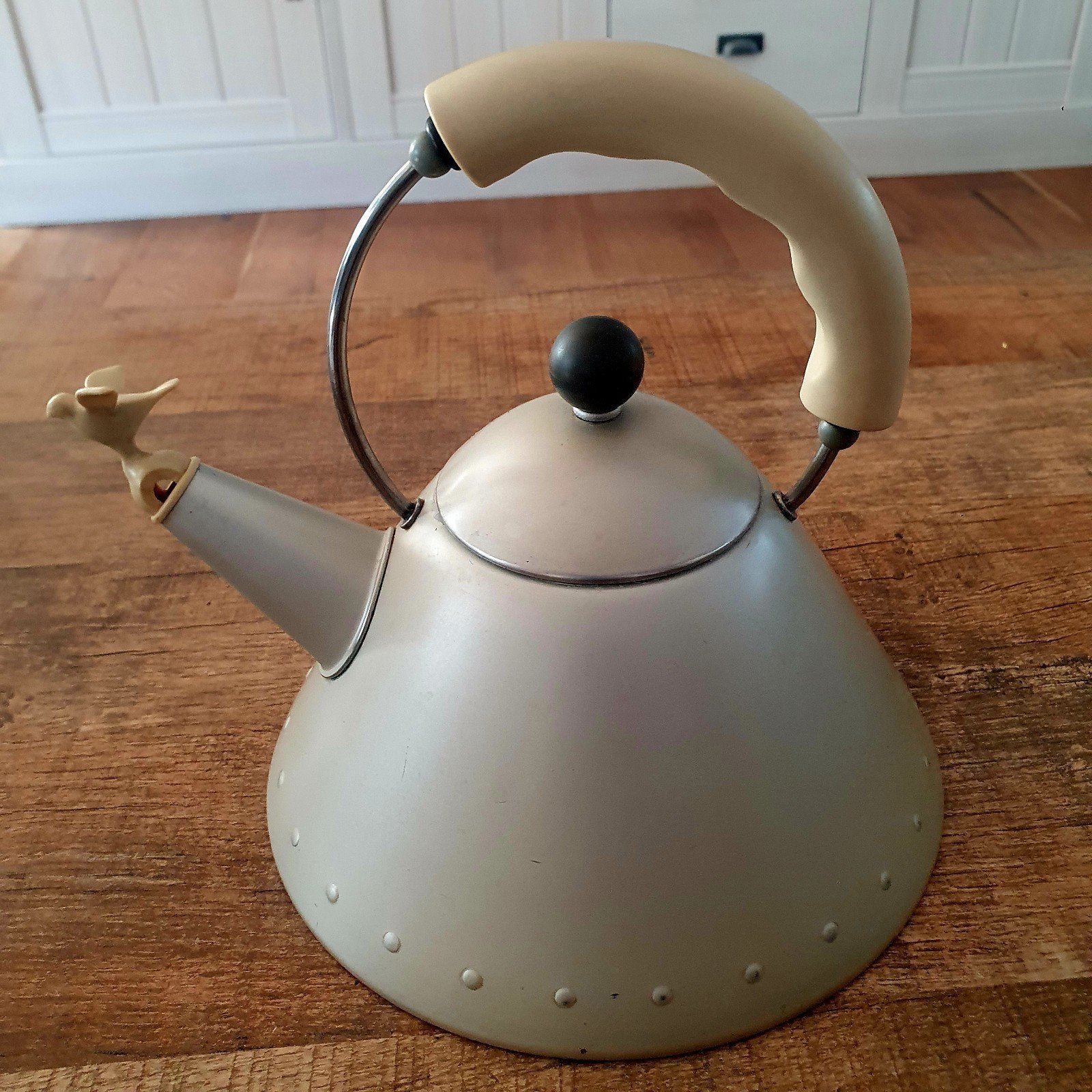 Alessi 9093 fluitketel geanodiseerd mat staal Michael Graves, Antiek en Kunst, Ophalen of Verzenden