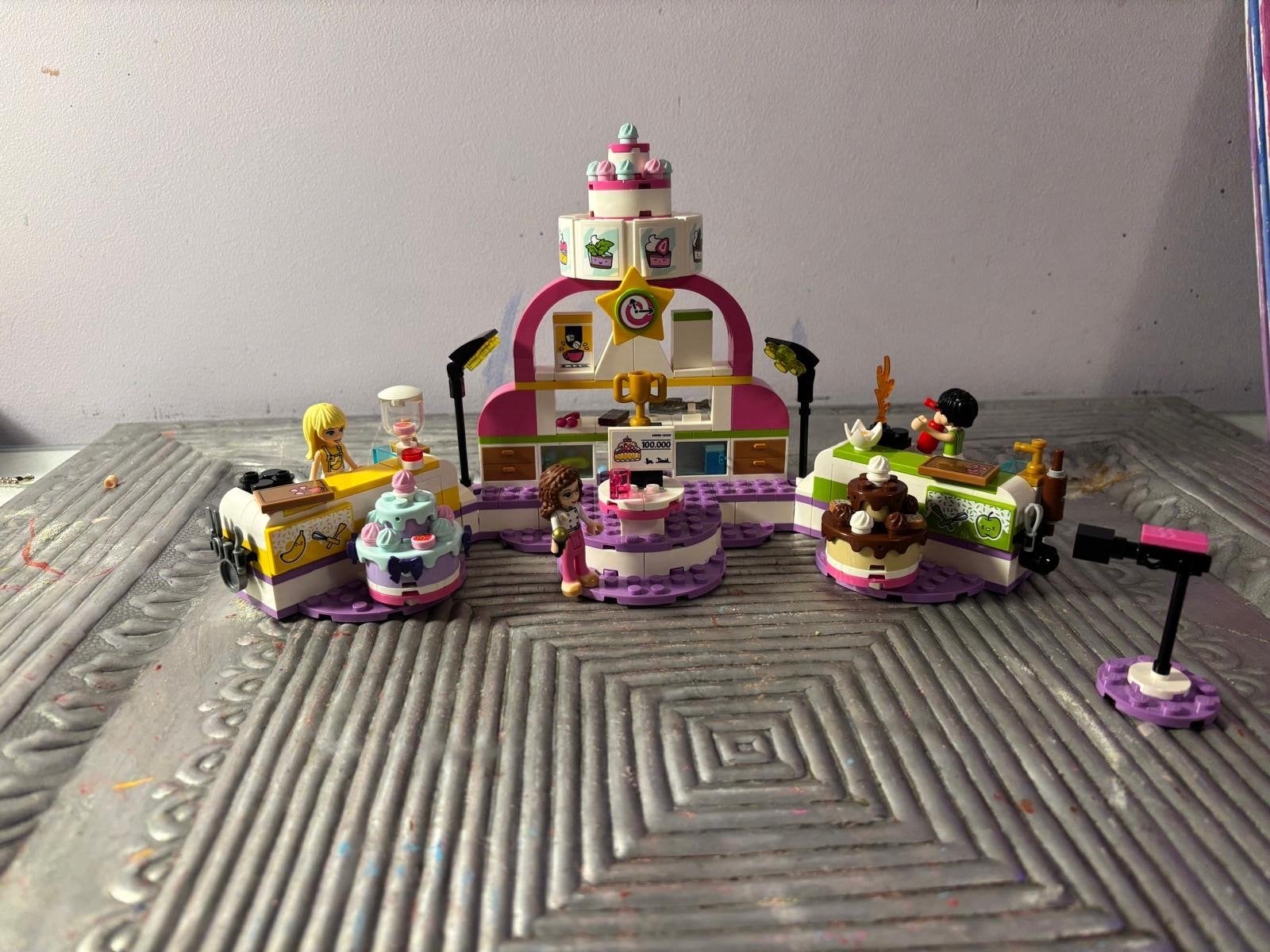 Lego Friends 41393 Bakwedstrijd - Compleet met extra's, Lego, Friends, Ophalen of Verzenden, Zo goed als nieuw