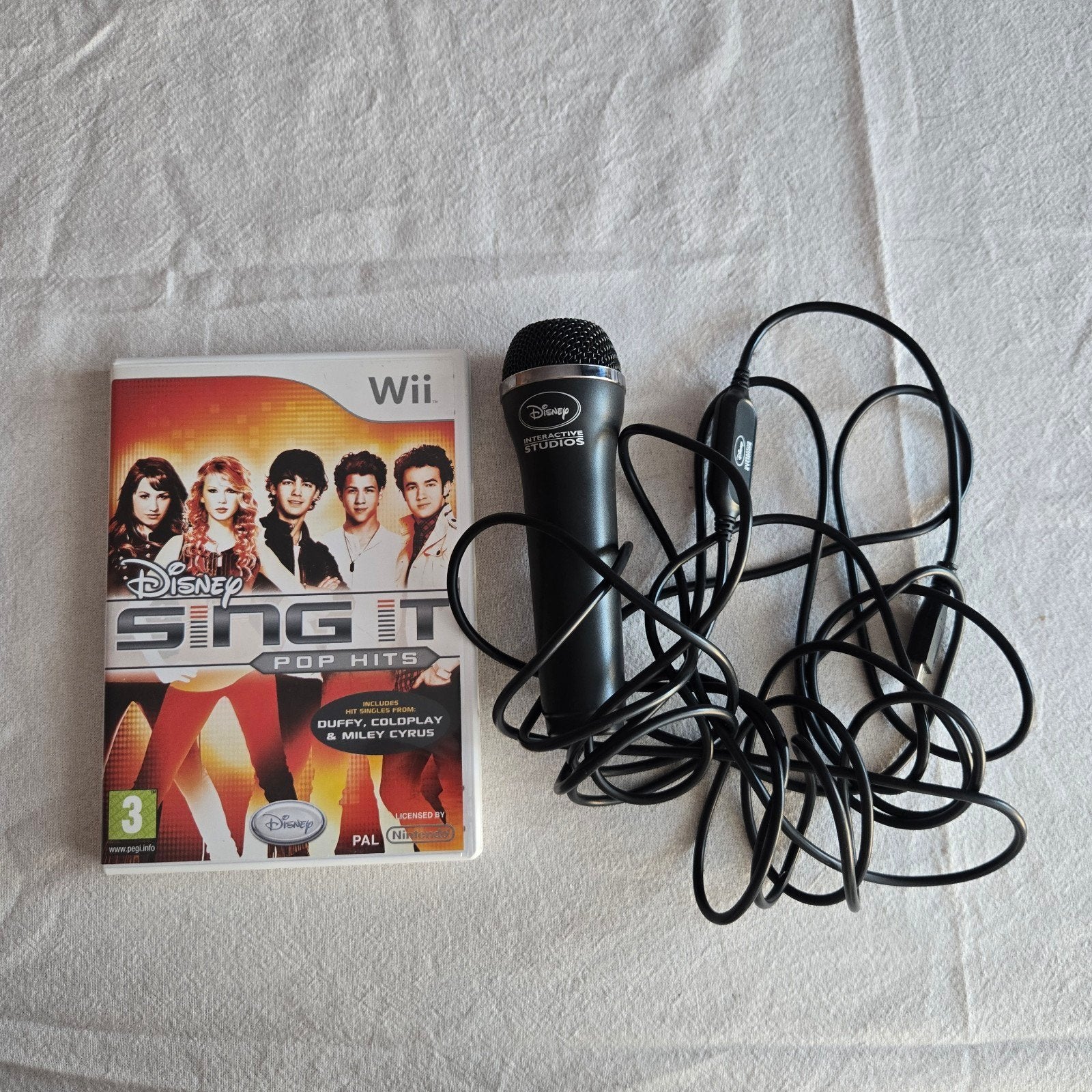 Wii spel - Disney Sing It Pop Hits met microfoon., Muziek, Gebruikt, 2 spelers, Eén computer