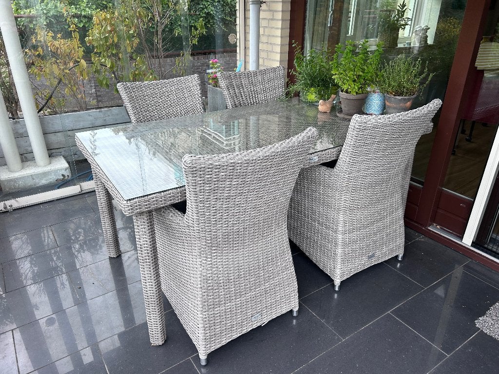 Tuintafel met vier stoelen, Ophalen, 4 zitplaatsen, Kunststof, Gebruikt