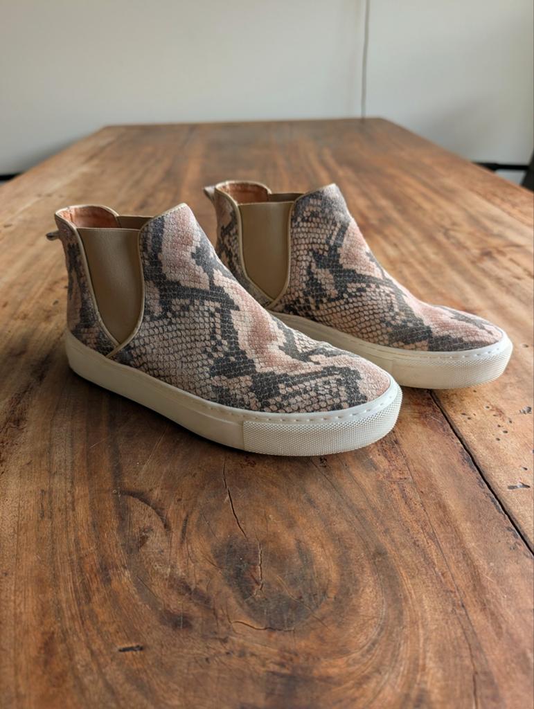 Invito enkellaarsjes / slip-on sneakers slangenprint maat 39, Beige, Lage of Enkellaarzen, Ophalen of Verzenden, Invito