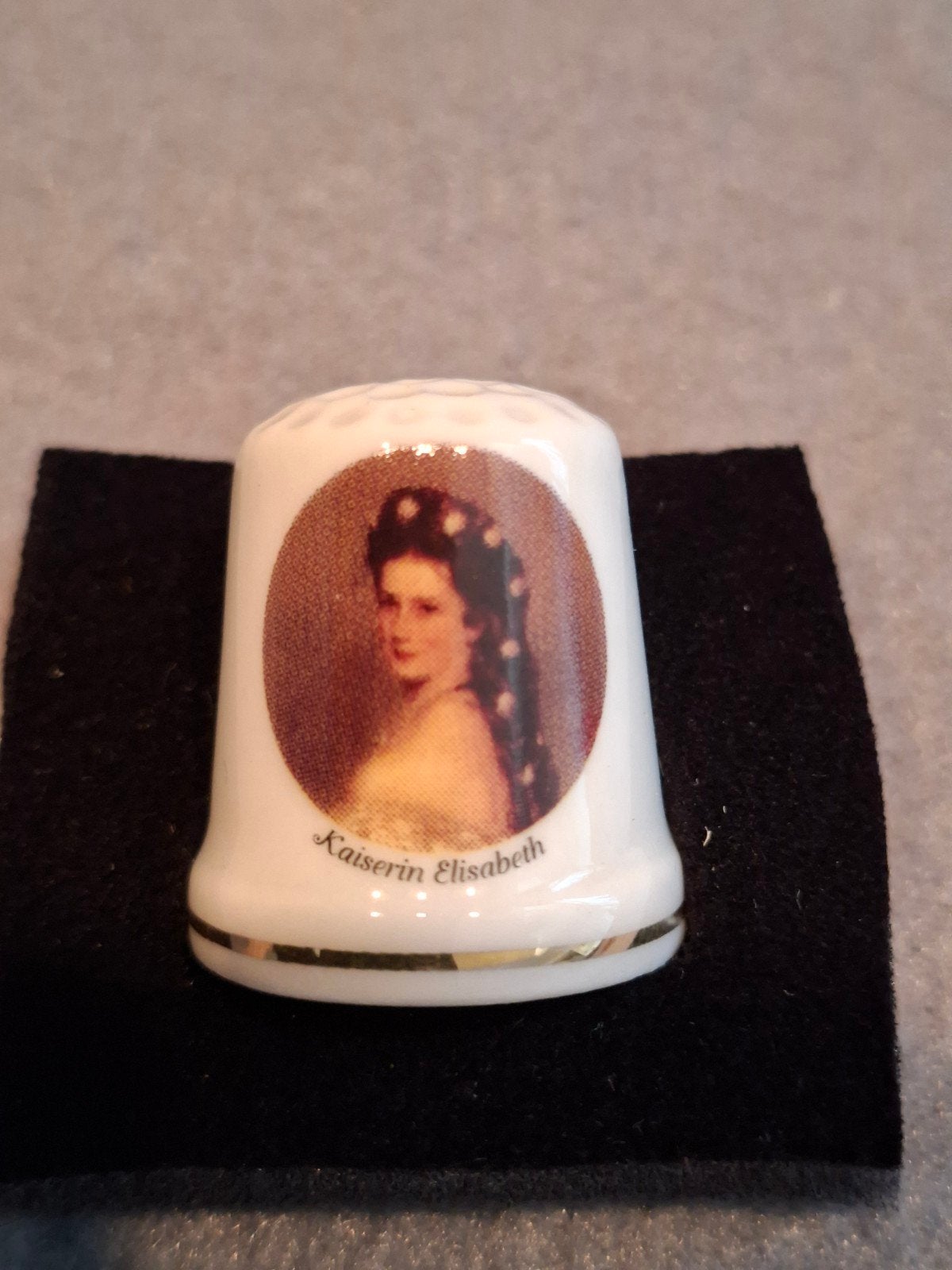 Vingerhoedje SISI ( Kaiserin Elisabeth ), Ophalen of Verzenden, Zo goed als nieuw, Porselein, Buitenland