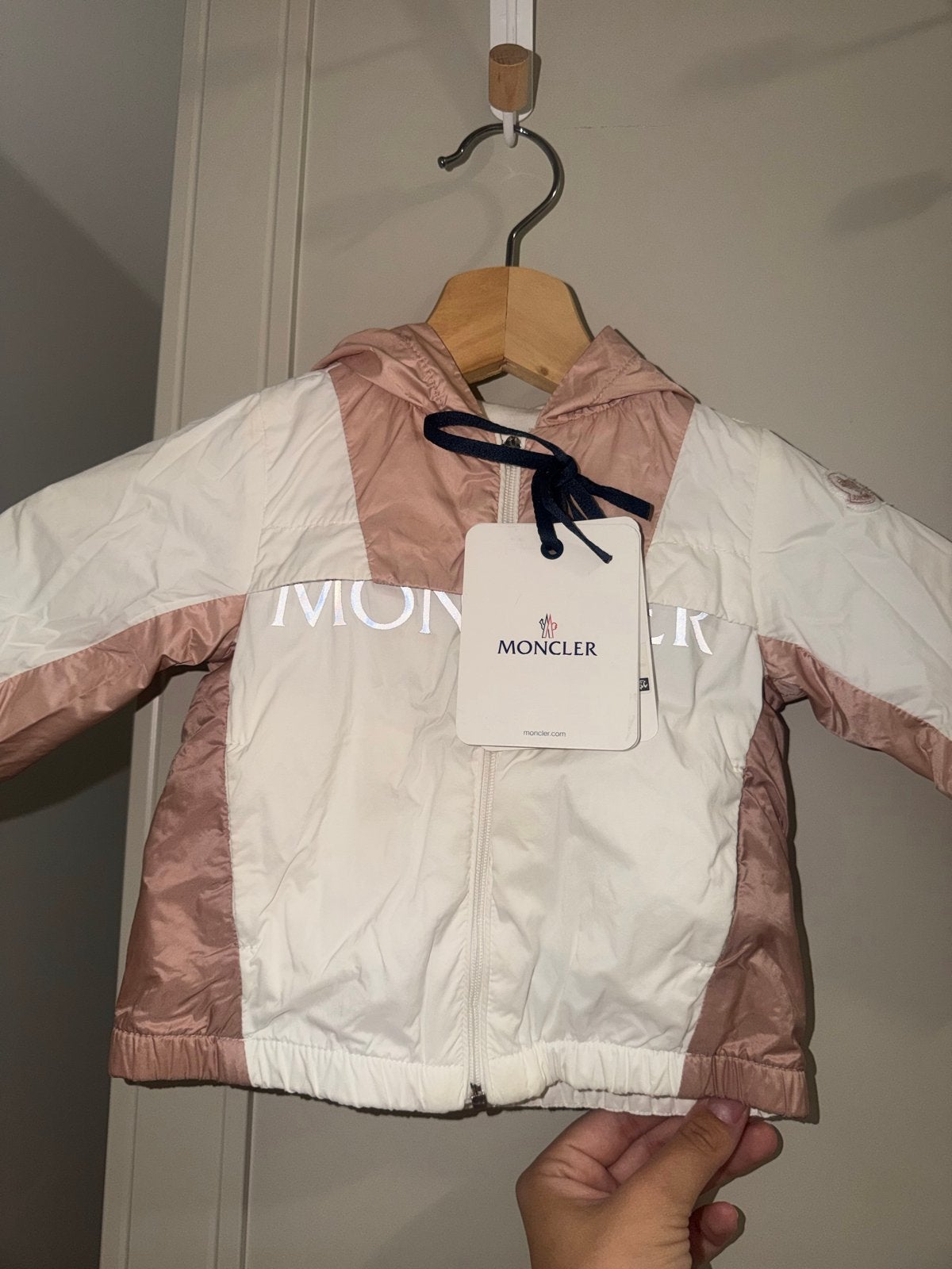 Moncler jasje voor baby's - gebruikt met kaartjes, Ophalen of Verzenden, Nieuw, Meisje