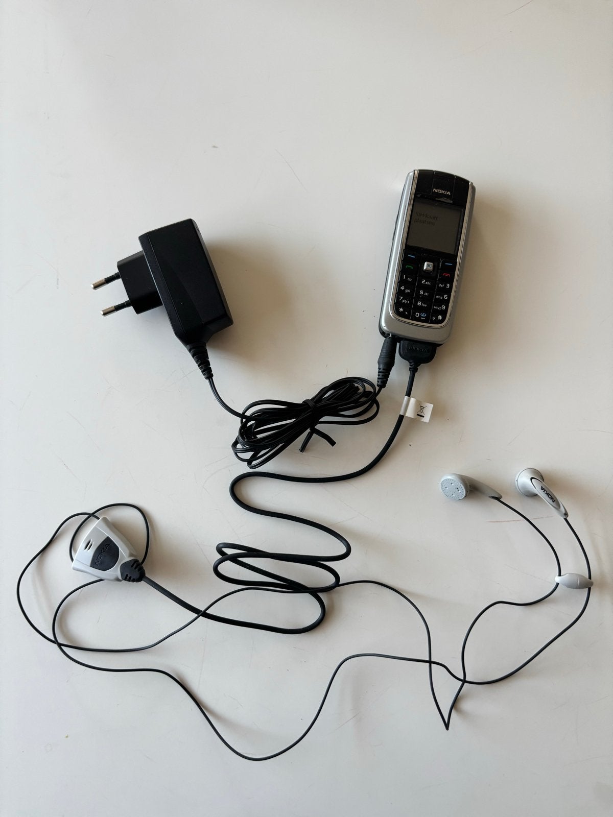 Nokia 6021 met oplader en oortjes, Telecommunicatie, Gebruikt, Geen camera, Ophalen of Verzenden, Klassiek of Candybar