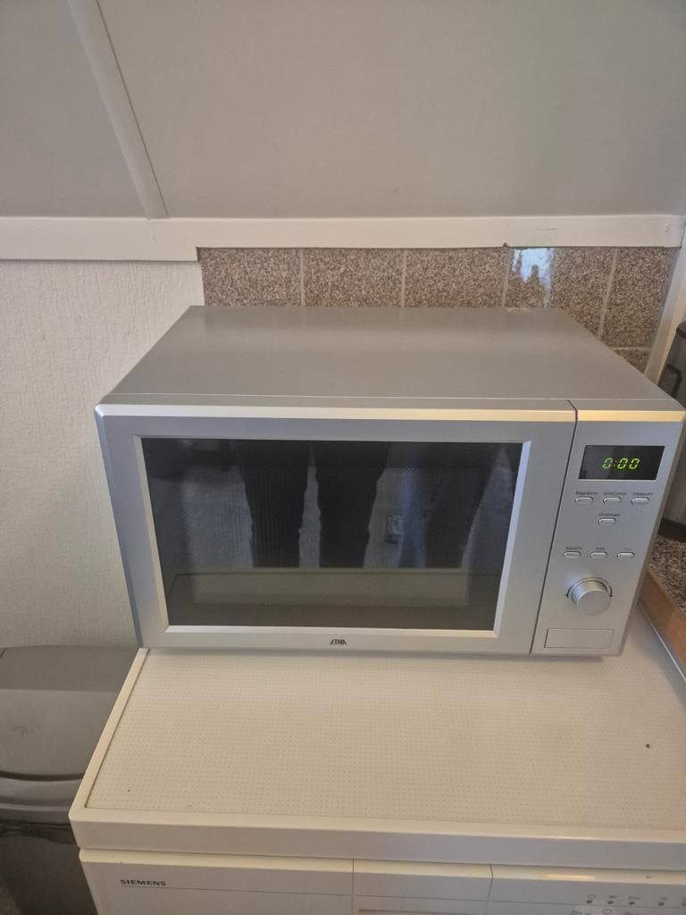 Etna combimagnetron zilver 900w combi magnetron, Witgoed en Apparatuur, Magnetrons, Ophalen of Verzenden, Gebruikt, Oven, Draaiplateau