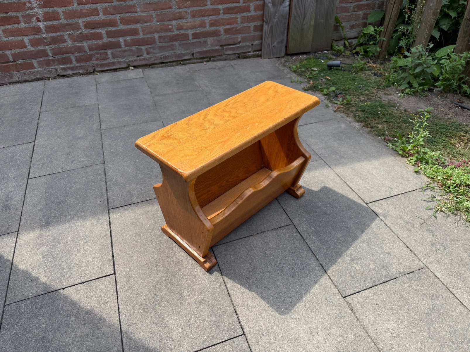 Vintage Tafeltje / krantenbak, Huis en Inrichting, Woonaccessoires | Krantenbakken en Lectuurbakken, Zo goed als nieuw, Hout, Krantenbak
