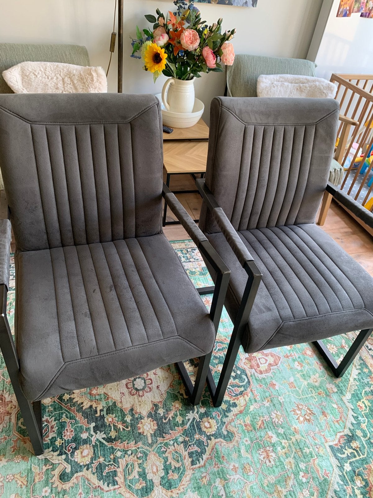 Set van 2 grijze vlekvrije eetkamerstoelen met armleuningen, Gebruikt, Twee, Ophalen of Verzenden, Stof