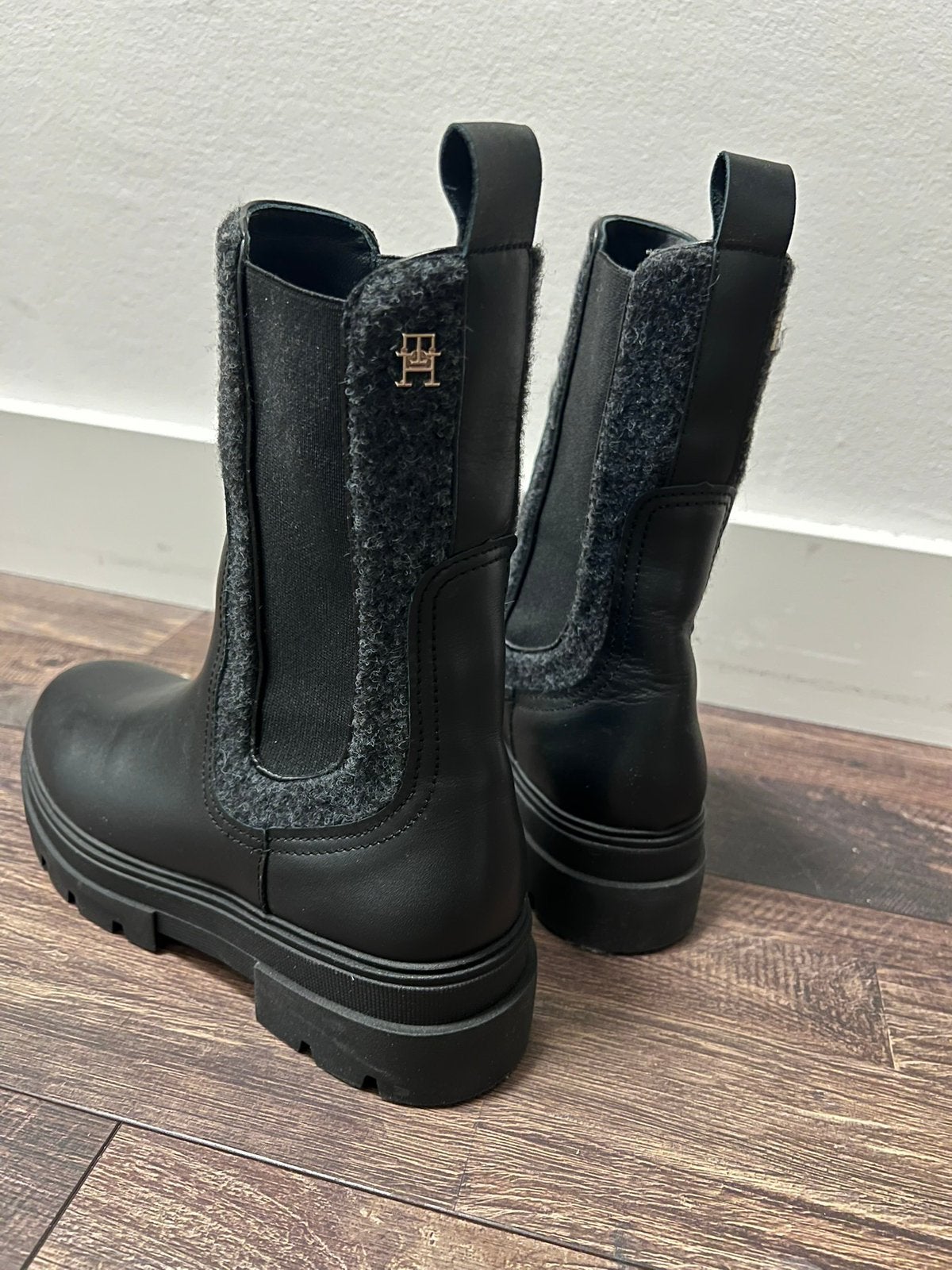 Tommy Hilfiger boots NEW, Kleding | Dames, Schoenen, Hoge laarzen, Zwart, Nieuw, Ophalen of Verzenden