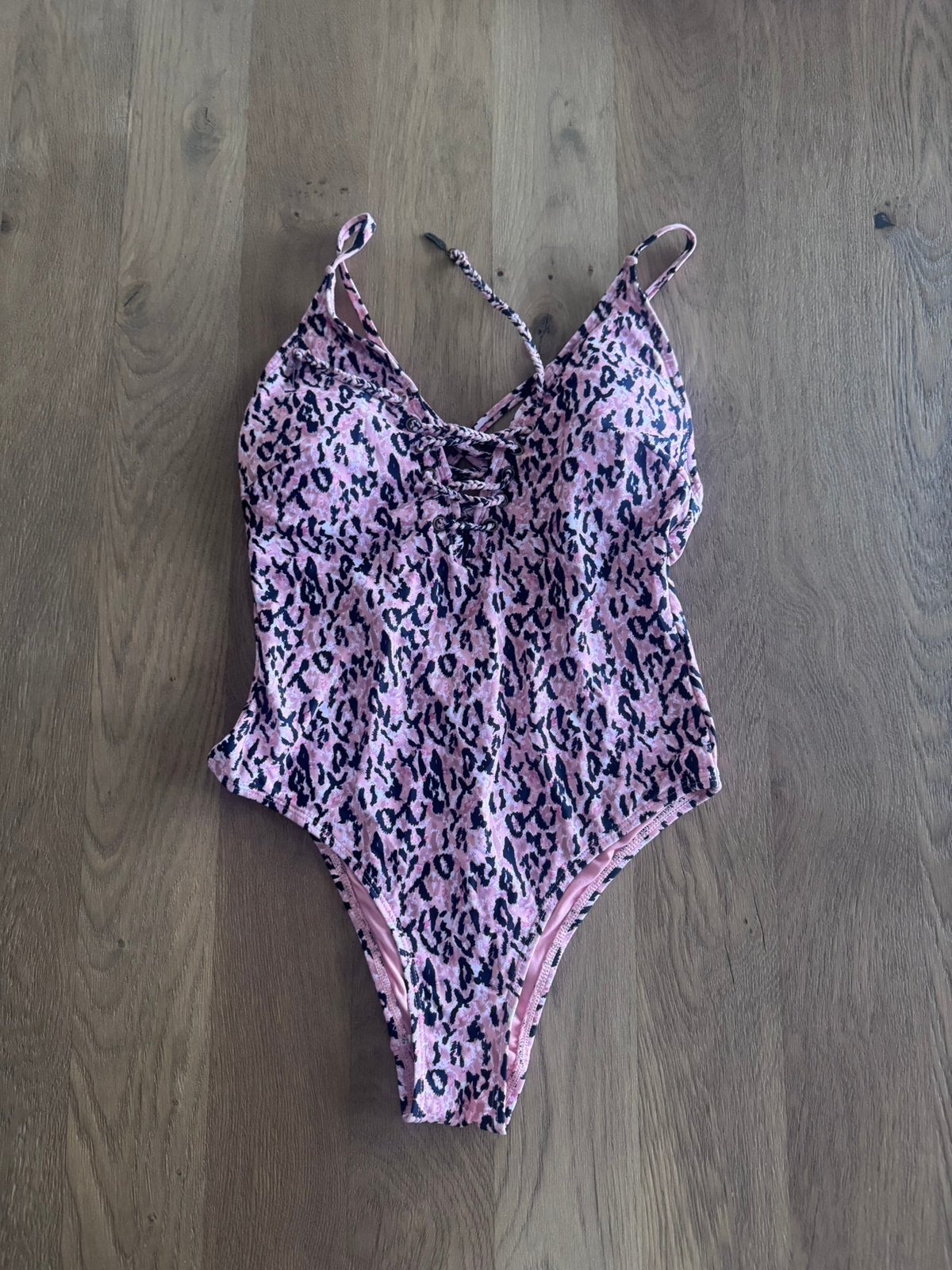 Hunkemöller badpak met bijpassende pareo, Ophalen of Verzenden, Nieuw, Roze, Badpak