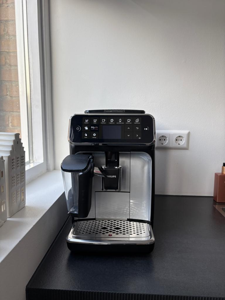 PHILIPS Series 4300 EP4346/70 Zwart, Ophalen, Afneembaar waterreservoir, 10 kopjes of meer, Koffiemachine