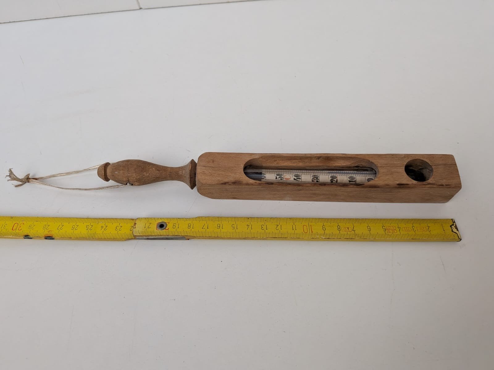 Antieke houten thermometer - decoratief en functioneel, Decoratieve thermometer, Ophalen, Gebruikt, Hout