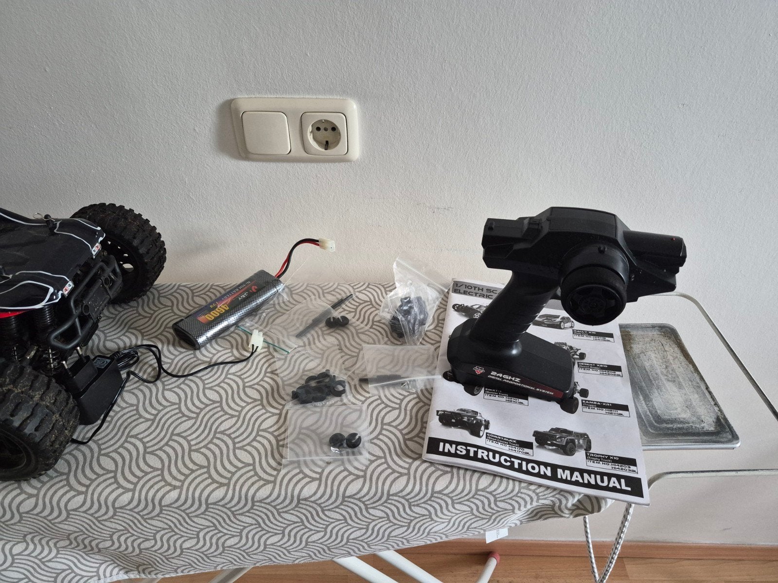 Himoto 1:10 RC Monster Truck met 2 accu's en onderdelen, Gebruikt, Auto offroad, Schaal 1:10, RTR (Ready to Run)