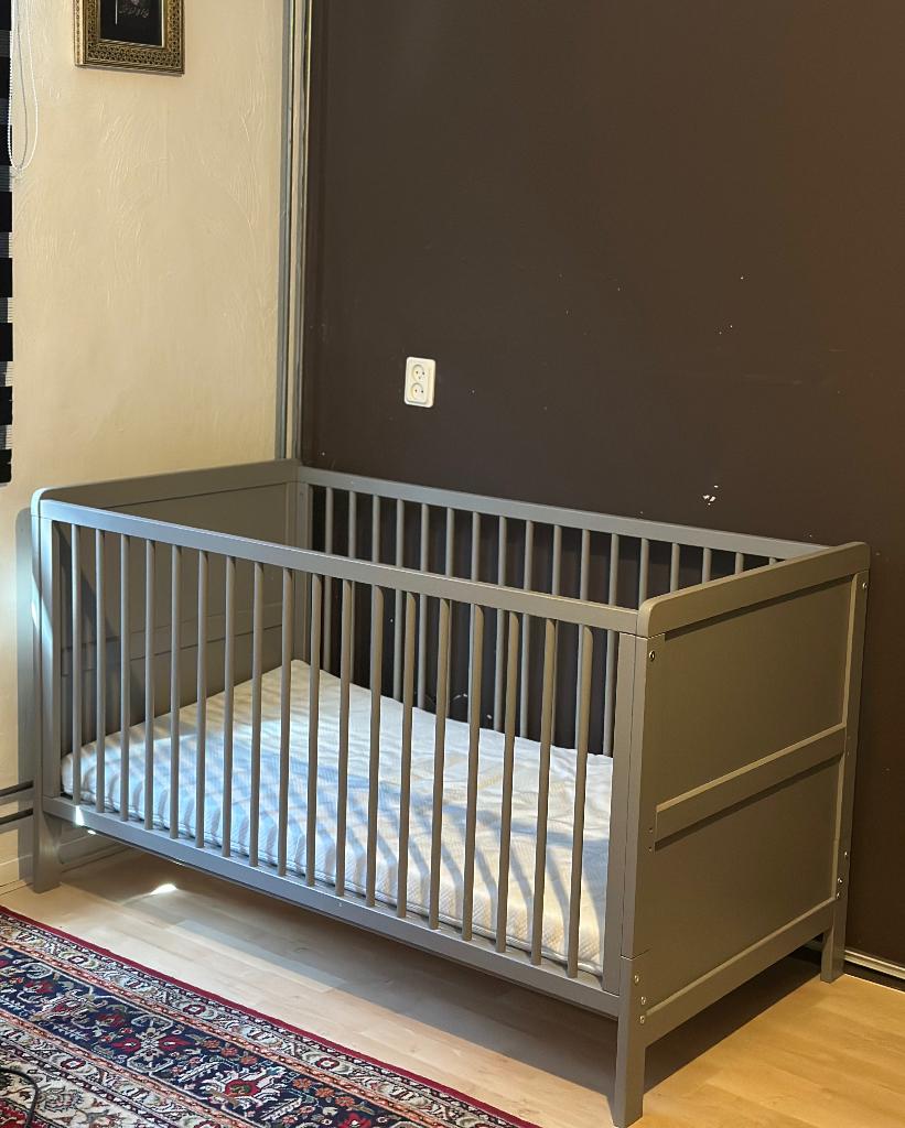 Meegroei bed GRIJS KLEUR met matras, Ophalen, Zo goed als nieuw, Minder dan 140 cm, Matras