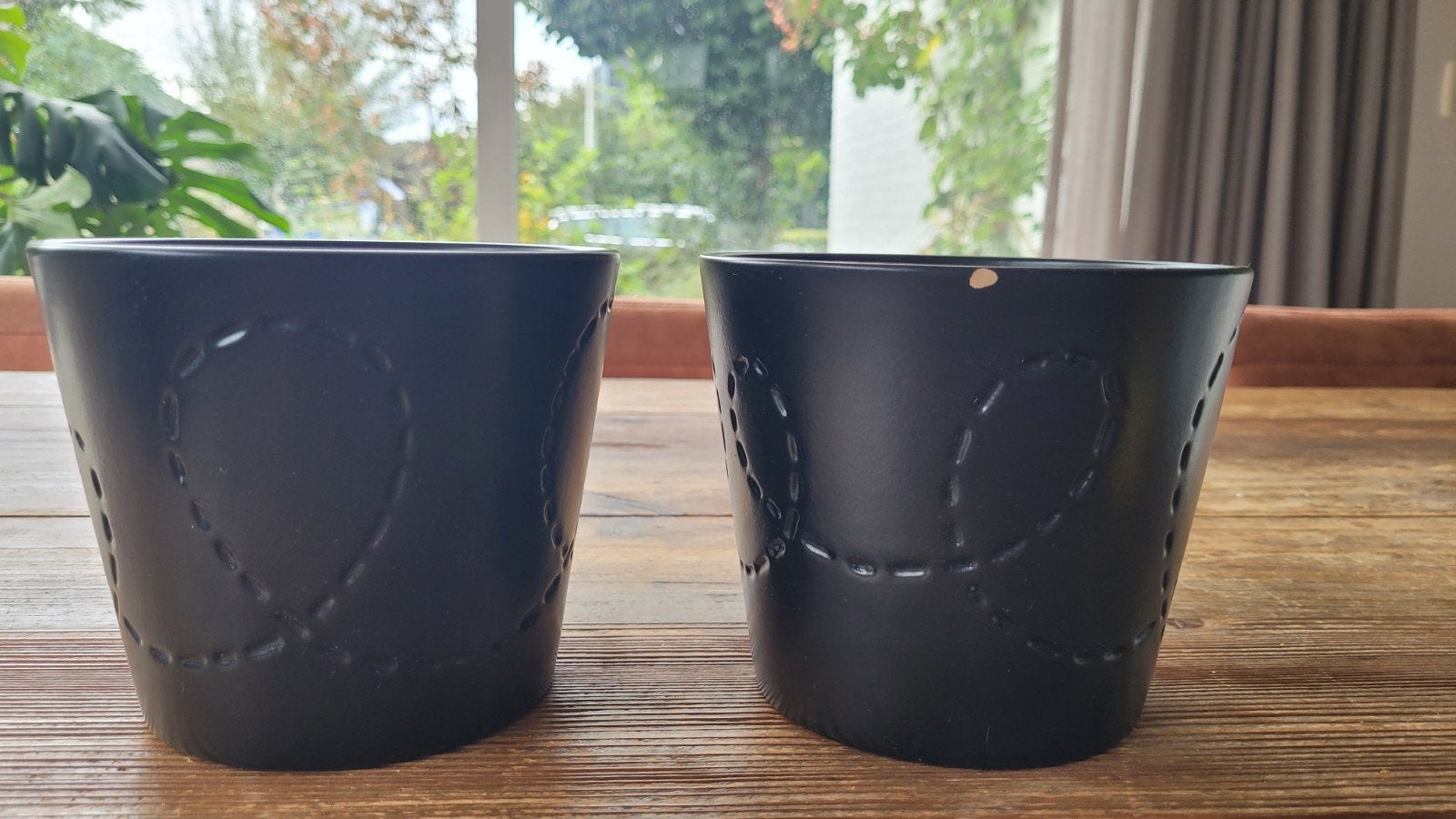Set van 2 IKEA Arrak bloempotten - Zwart, met lichte schade, Ophalen of Verzenden, Gebruikt, Overige materialen