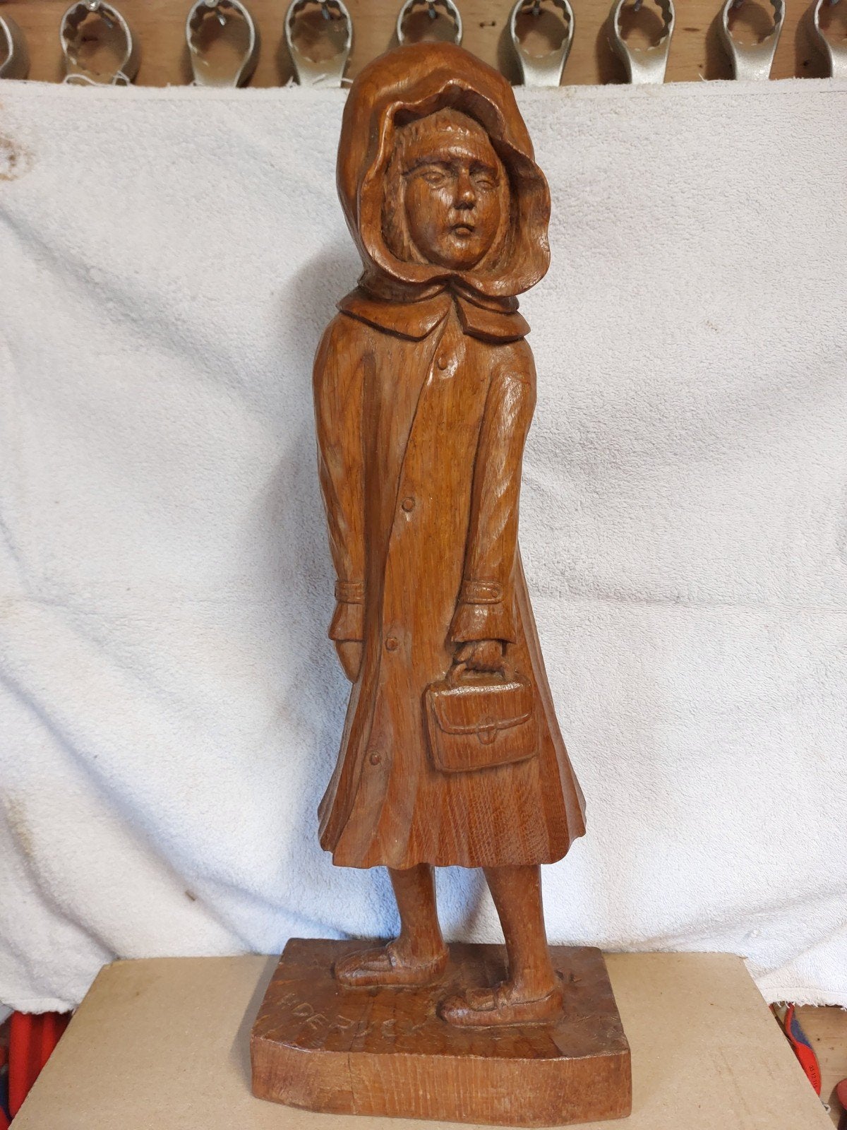 Meisje met tas, Antiek en Kunst, Ophalen of Verzenden, Handgemaakt, 20 - 50 cm, Hout