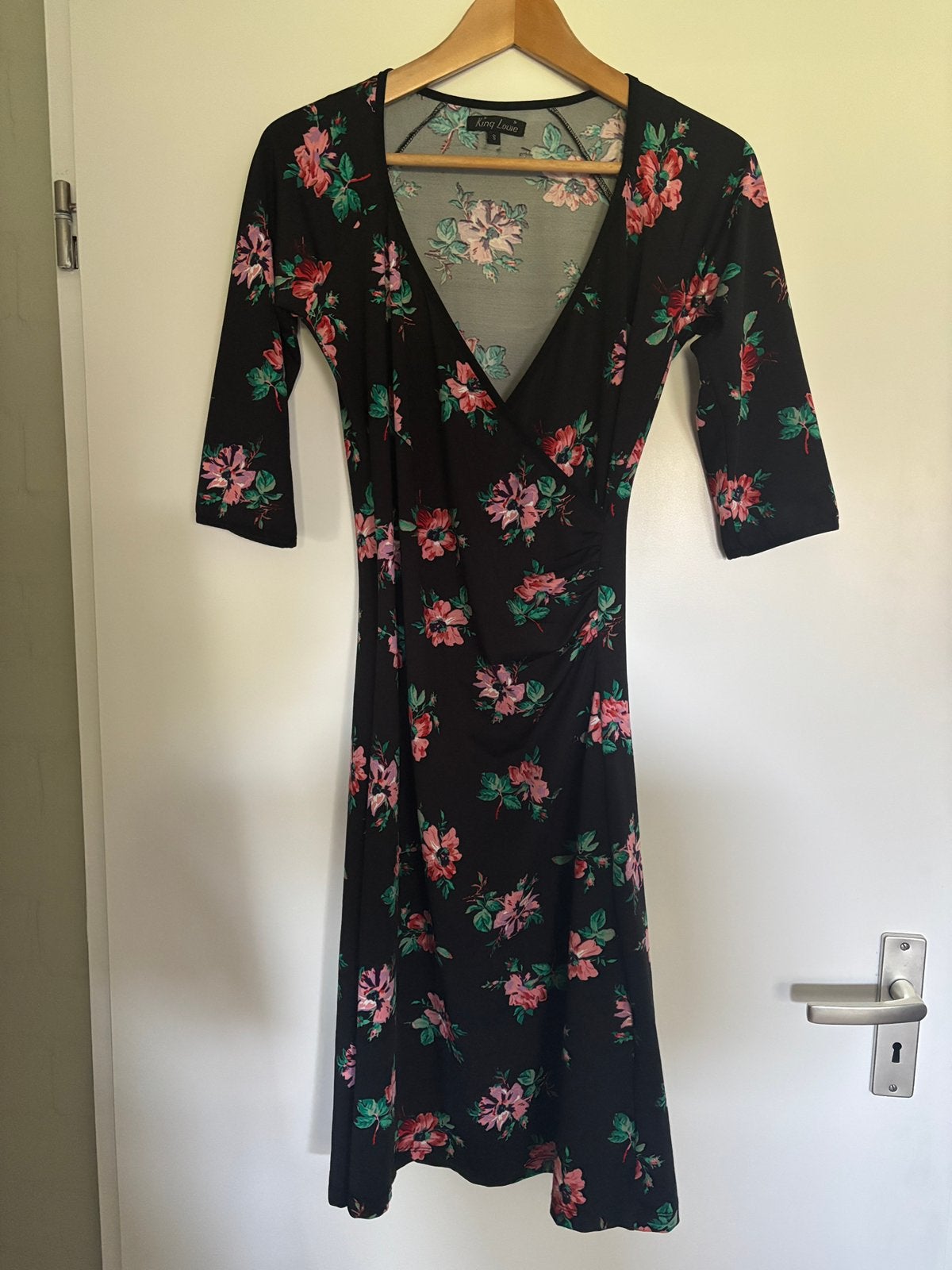 King Louie jurkje dames mtS(36) zwart met bloemen izgs, Kleding | Dames, Zwart, Ophalen of Verzenden, Zo goed als nieuw, Knielengte