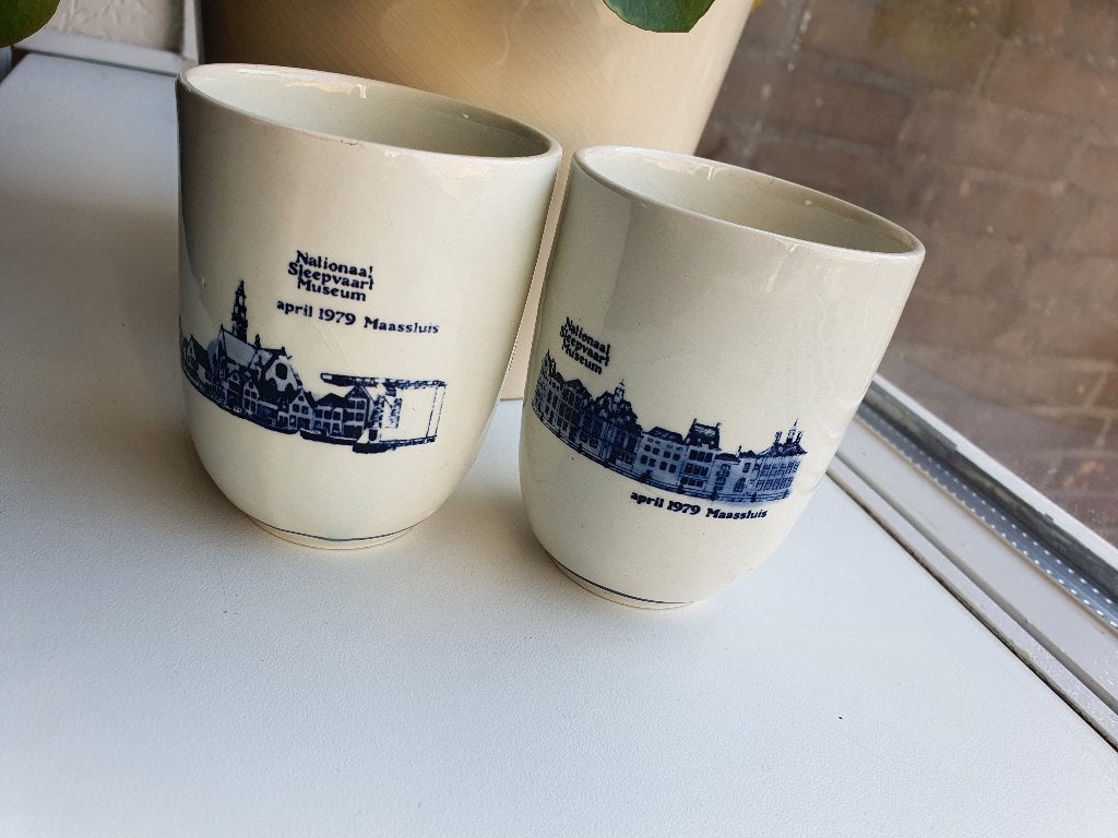 Vintage bekers 1979 Maassluis museum Delft set, Ophalen of Verzenden, Aardewerk, Overige stijlen, Kop(pen) en/of Schotel(s)