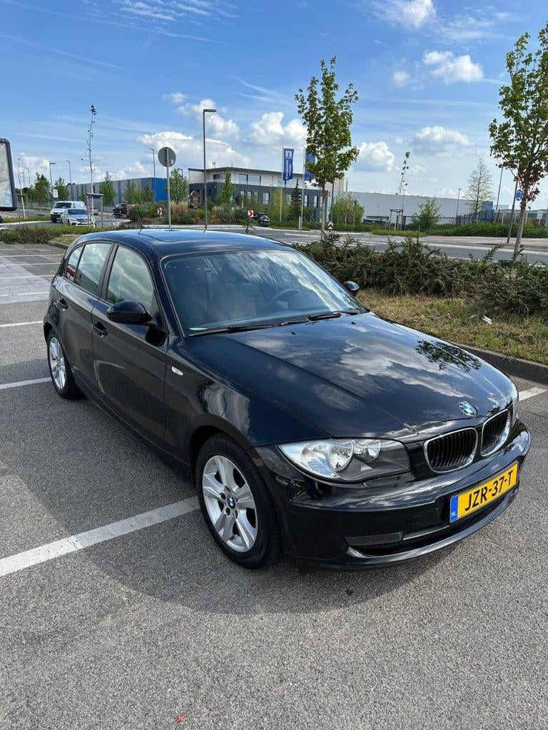 BMW 1-Serie 116i 2008 Zwart 119.000km NAP APK 2027, Auto's, BMW, Particulier, 1-Serie, ABS, Airbags, Airconditioning, Boordcomputer