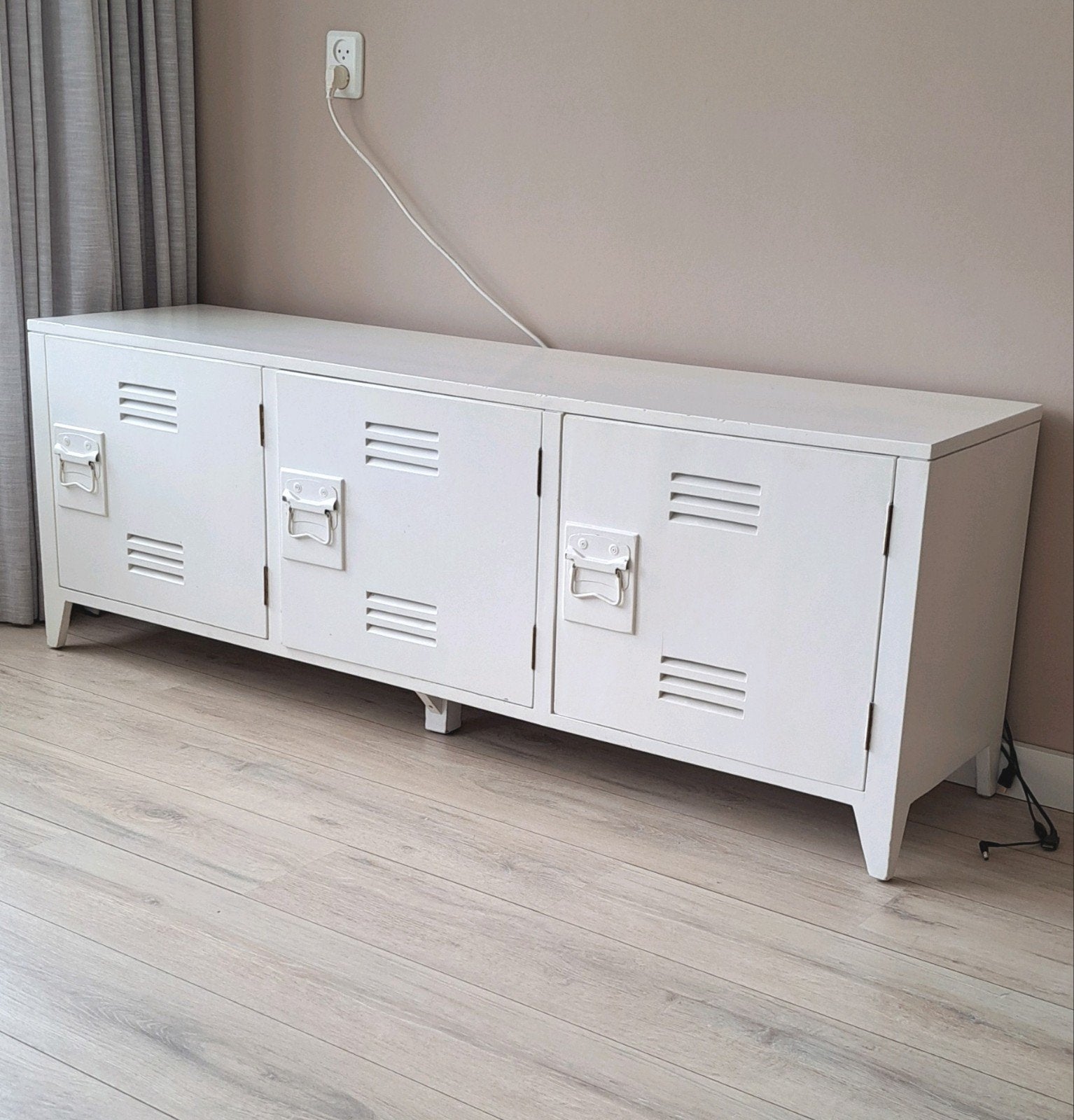 HK living dressoir/tvmeubel van hout, Huis en Inrichting, Kasten | Dressoirs, Gebruikt, 25 tot 50 cm, Met deur(en), Met plank(en)