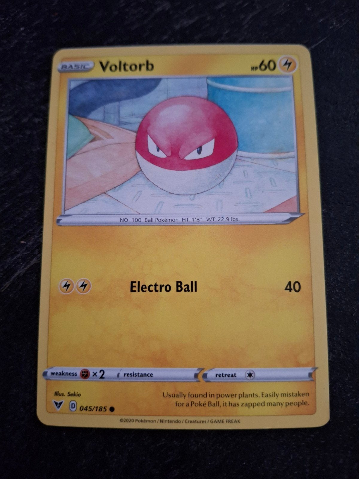 Pokémon Kaart: Voltorb 045/185 (Basic, HP60), Ophalen of Verzenden, Zo goed als nieuw, Losse kaart