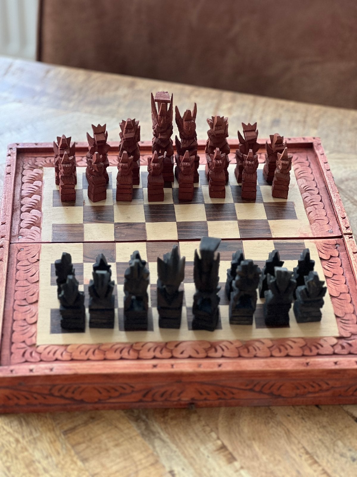 emaakte Balinese schaakset – houten schaakbord koffer, Hobby en Vrije tijd, Denksport en Puzzels, Zo goed als nieuw, Minder dan 500 stukjes
