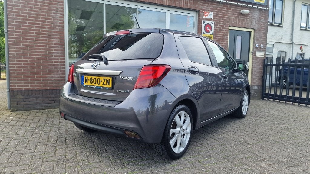 Toyota Yaris 1.5 Hybrid Dynamic, Panorama dak, LM velgen, Auto's, Gebruikt, 4 cilinders, Bedrijf, Hybride Elektrisch/Benzine