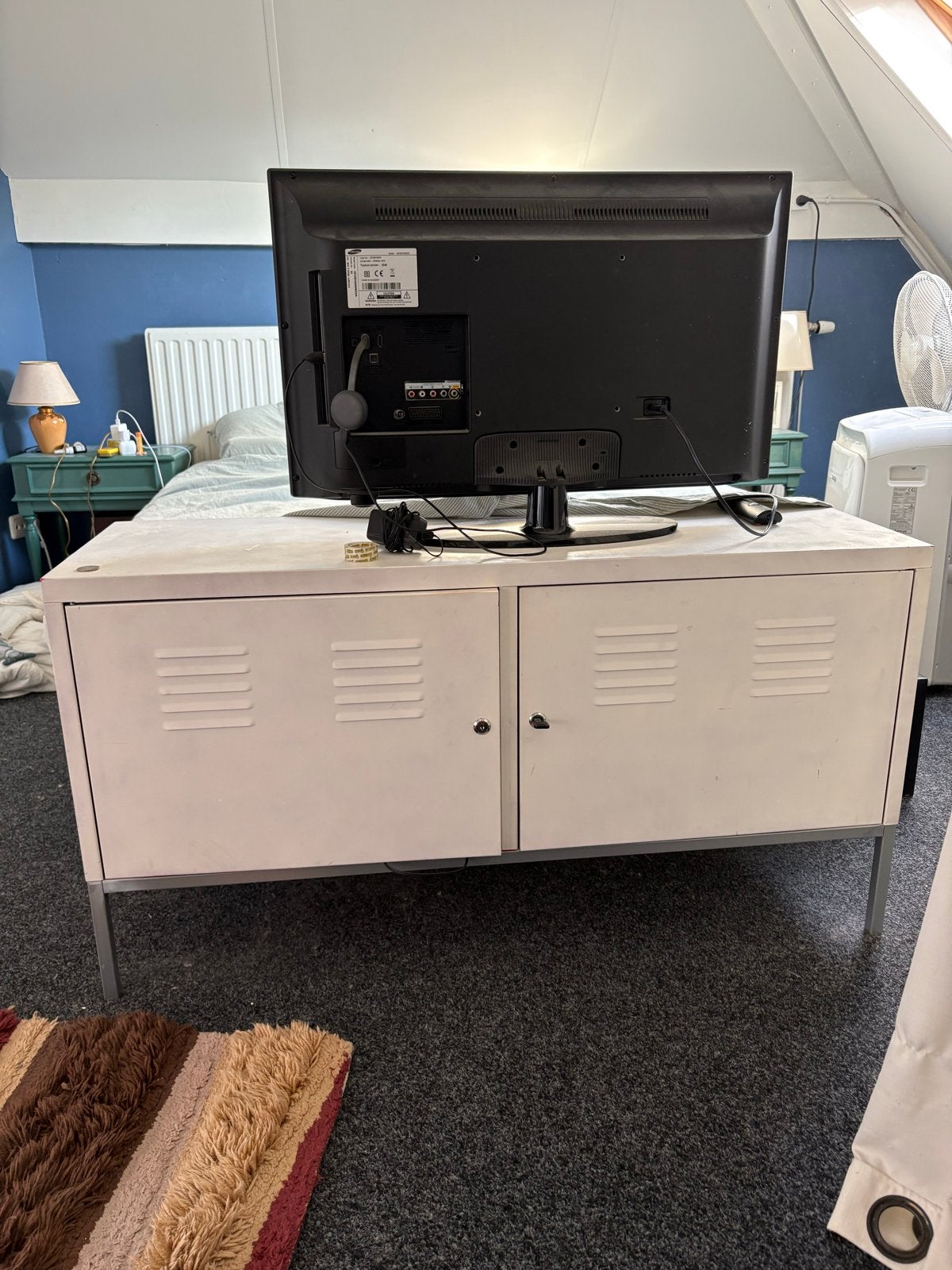 IKEA TV-meubel wit gespoten (oorspronkelijk rood), Gebruikt, 100 tot 150 cm, Ophalen of Verzenden, Minder dan 100 cm
