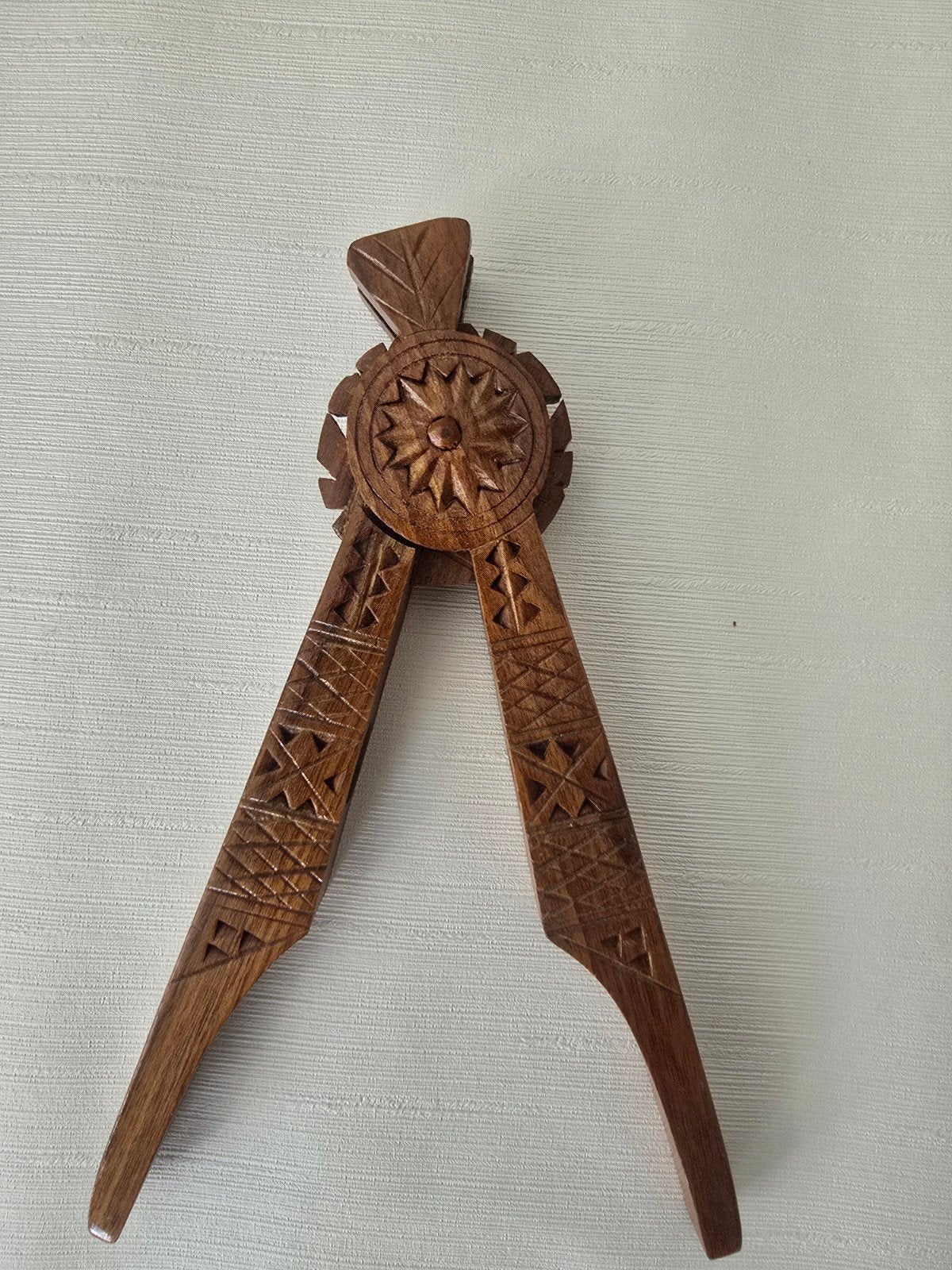 Decoratieve houten notenkraker met snijwerk, Antiek en Kunst, Ophalen of Verzenden
