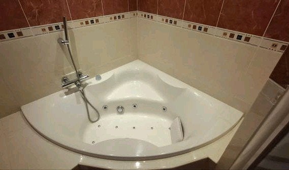 Hoekbad met Jacuzzi Functie en Douche, Ophalen, Gebruikt, Bad