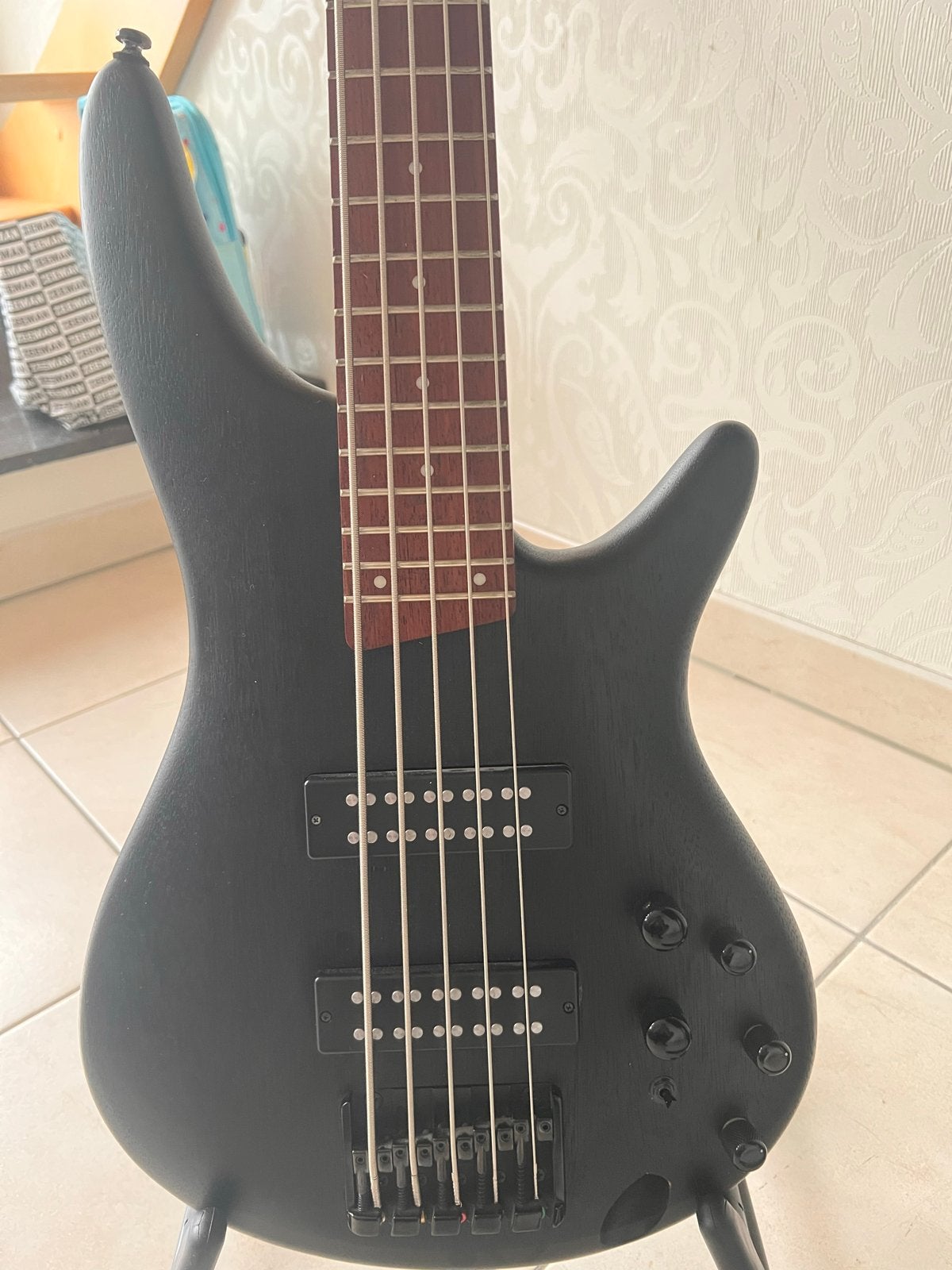 Ibanez SR305EB 5-snarige basgitaar, Ophalen, Zo goed als nieuw, Elektrisch, 5-snarig
