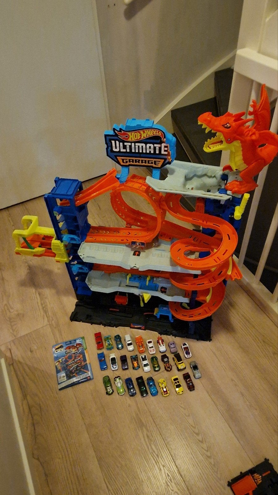 Hot Wheels Ultimate Garage met draak en 26 auto's, Ophalen, Zo goed als nieuw