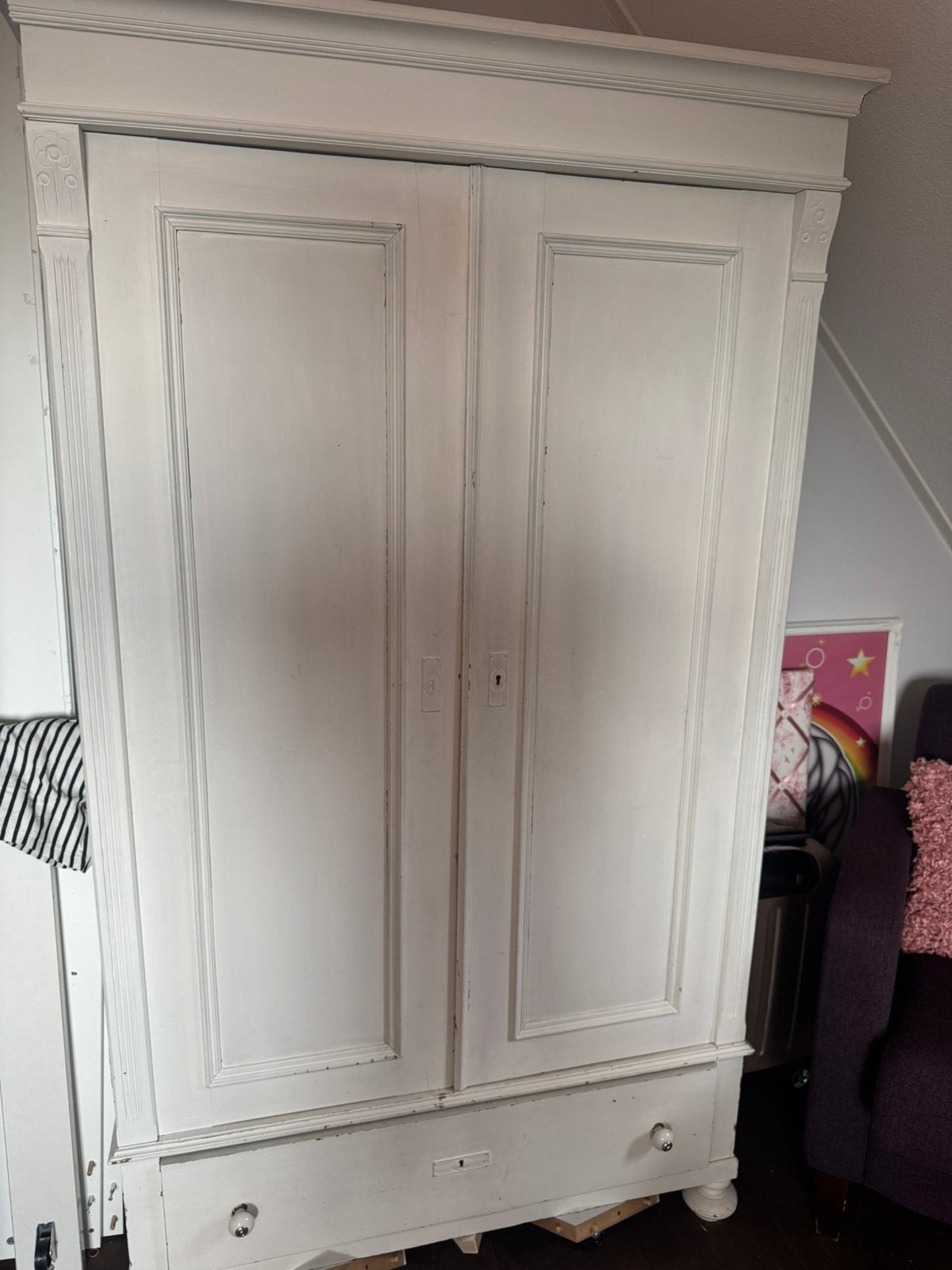 Brocante witte landelijke kleding kast met houtsnijwerk, Ophalen, 100 tot 150 cm, Zo goed als nieuw, 150 tot 200 cm