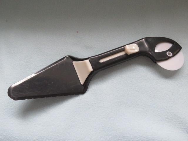 Pizzasnijder en opschepper ineen, handig ding, Overige typen, Kunststof, Ophalen of Verzenden, Zo goed als nieuw