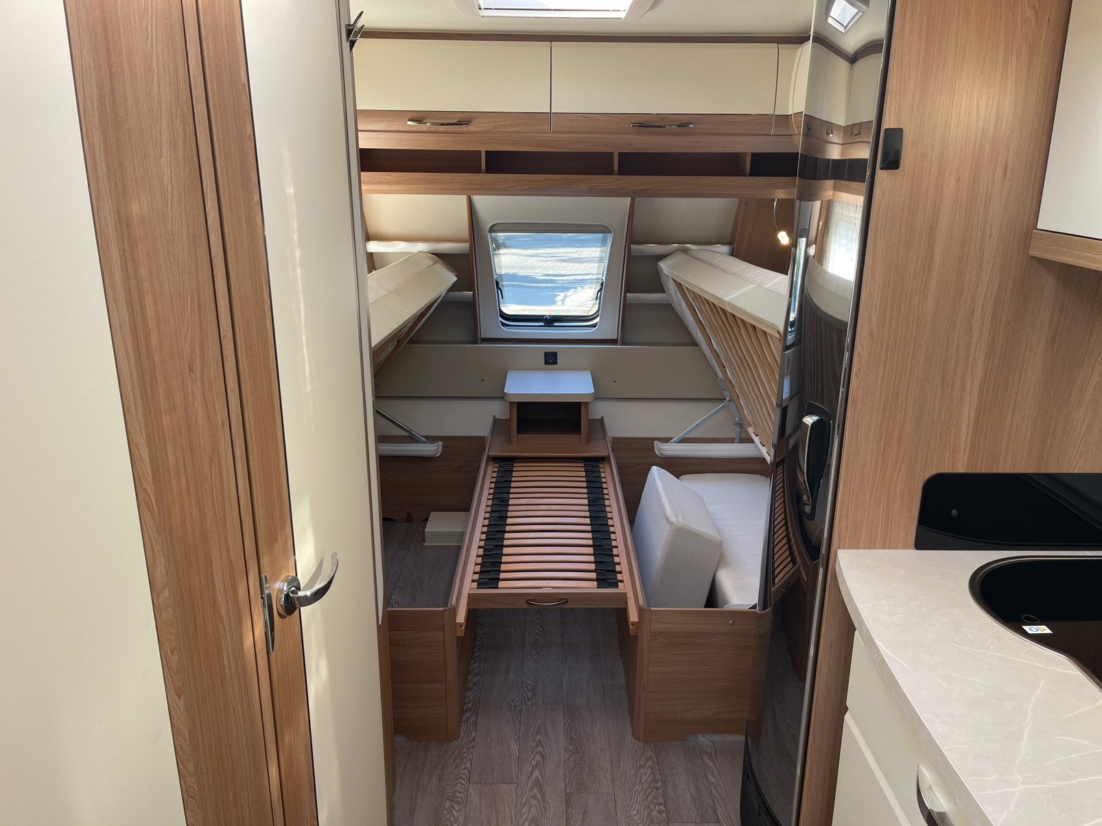 Foto 12 van Hobby 495 UL uit 2019 | 2 bedden | Mover | Luifel | Voortent