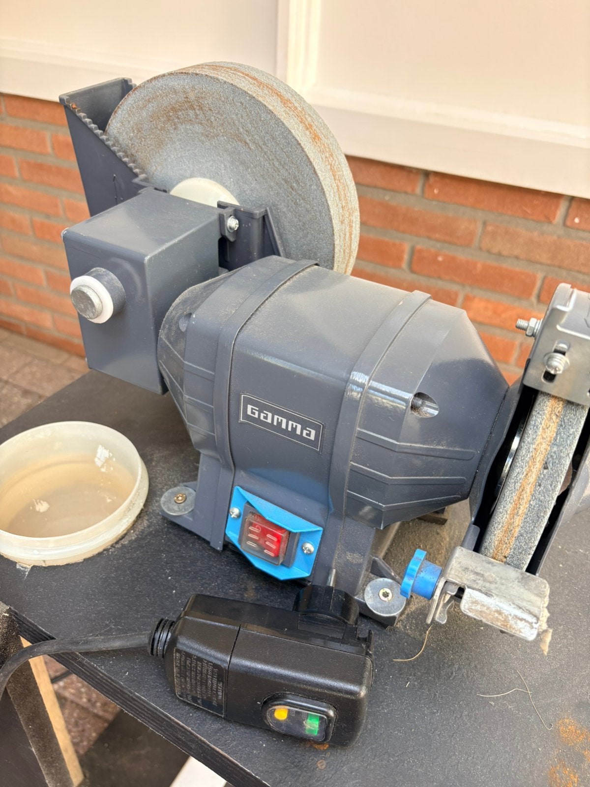 Werkbankslijpmachine. Droog en nat slijpen, Ophalen, Zo goed als nieuw, Minder dan 700 watt, Werkbankslijpmachine