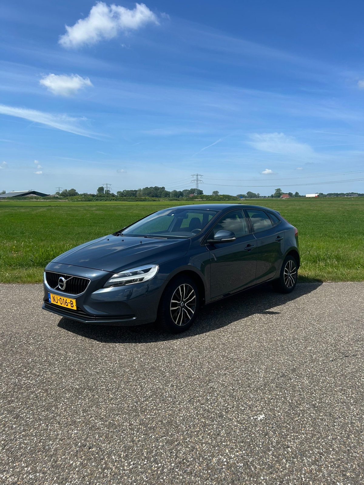 Volvo V40 2.0 T2 122PK 2017 nieuwe APK - nieuwe banden 2025, Auto's, Volvo, Voorwielaandrijving, Zwart, 4 cilinders, Blauw