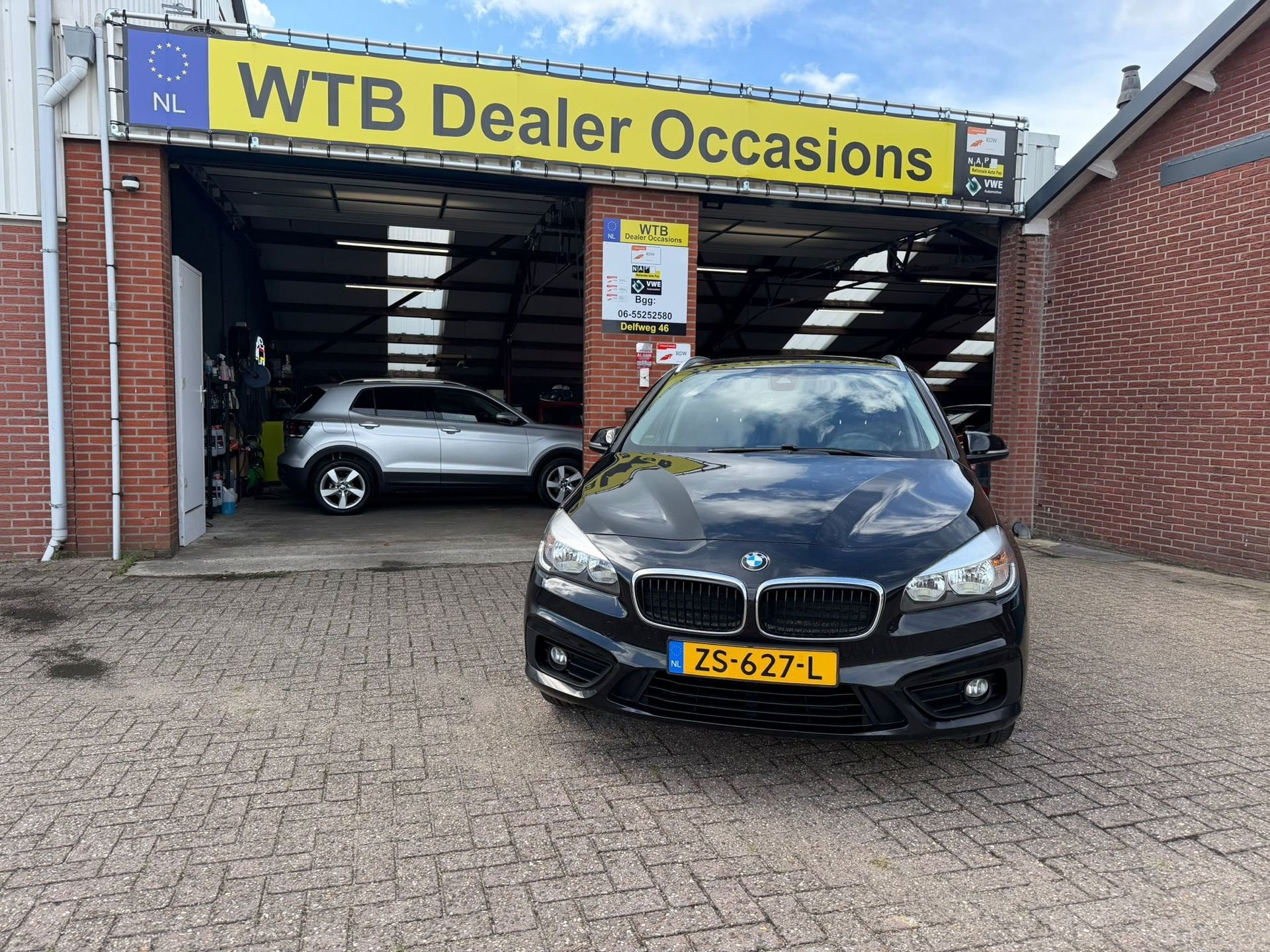 BMW 2-serie Active Tourer 218i M Sport, Navi, NIEUWE APK ! A, Auto's, Voorwielaandrijving, Dealer onderhouden, Gebruikt, Zwart
