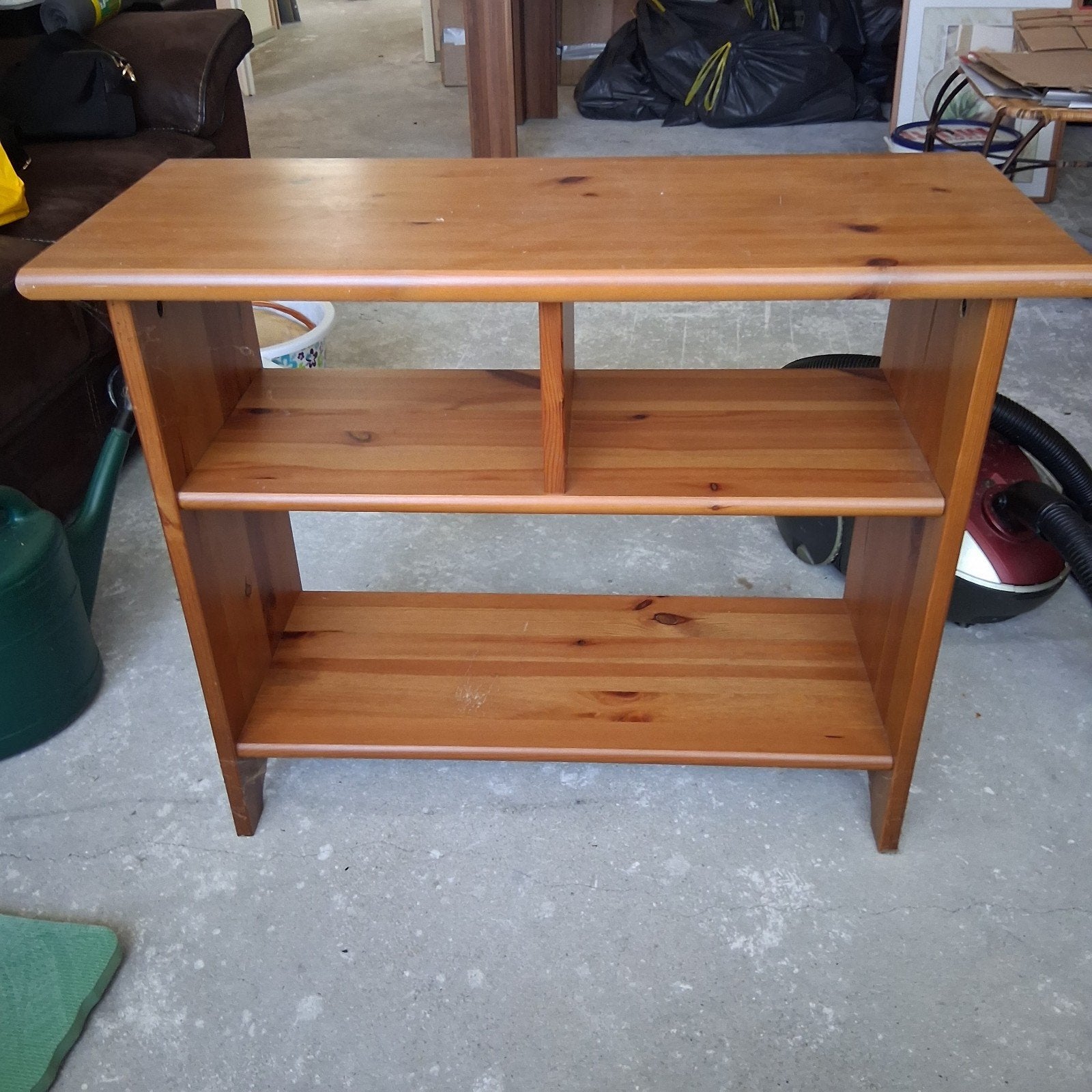 Houten bijzettafel/boekenrek met 2 planken, Huis en Inrichting, Kasten | Boekenkasten, Ophalen, Met plank(en), Gebruikt, Klassiek, functioneel