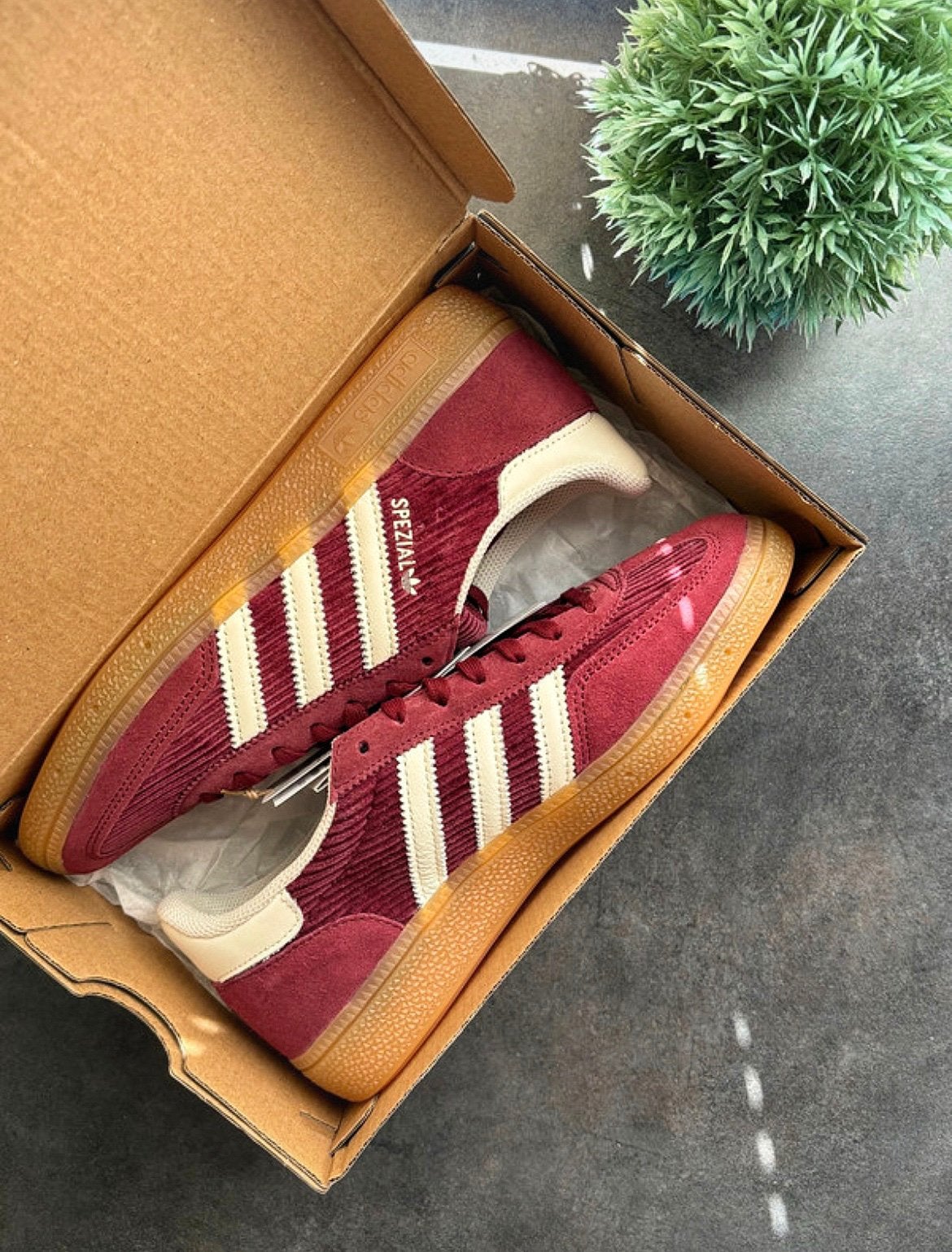Adidas Handball Spezial Offwhite x Shadow Red | 40.5, Ophalen of Verzenden, Nieuw, Sneakers of Gympen