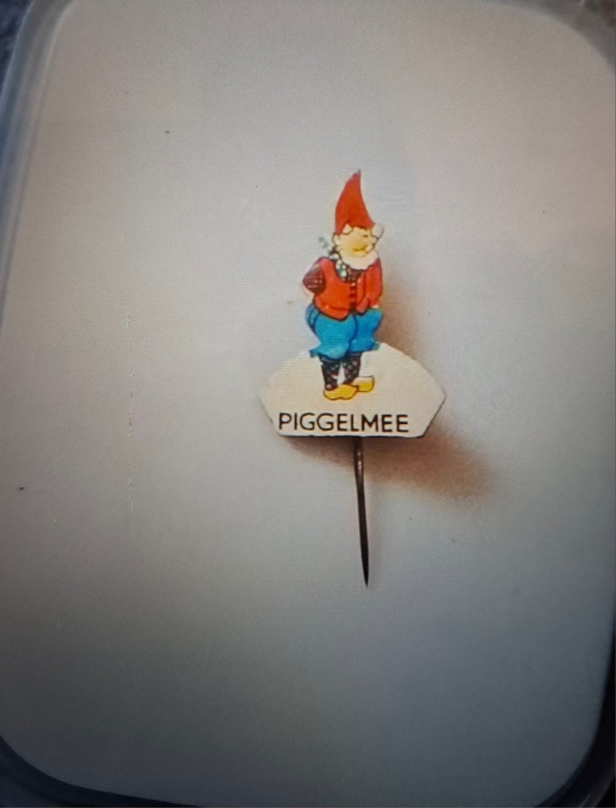 Speldje Pigglemee, Ophalen, Zo goed als nieuw, Figuurtje, Speldje of Pin