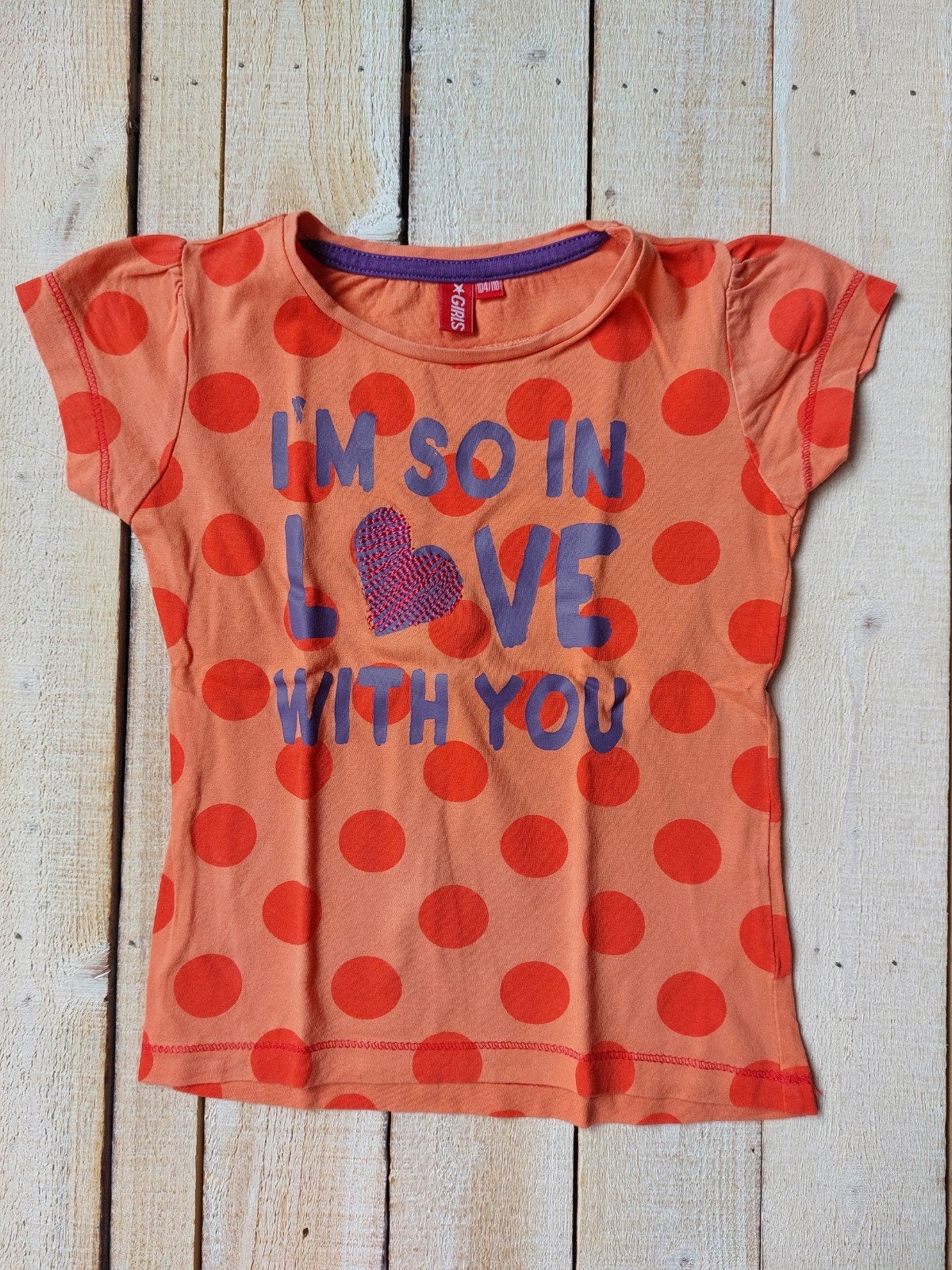 Wibra T-shirt met stippen en tekst 'I'm so in love with you', Kinderen en Baby's, Kinderkleding | Maat 104, Zo goed als nieuw