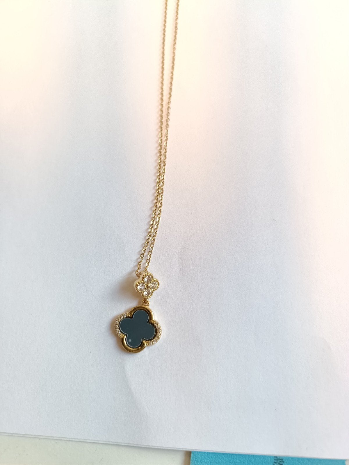 ketting met klavertje vier hanger en steentjes, Overige materialen, Met strass, Nieuw, Ophalen of Verzenden