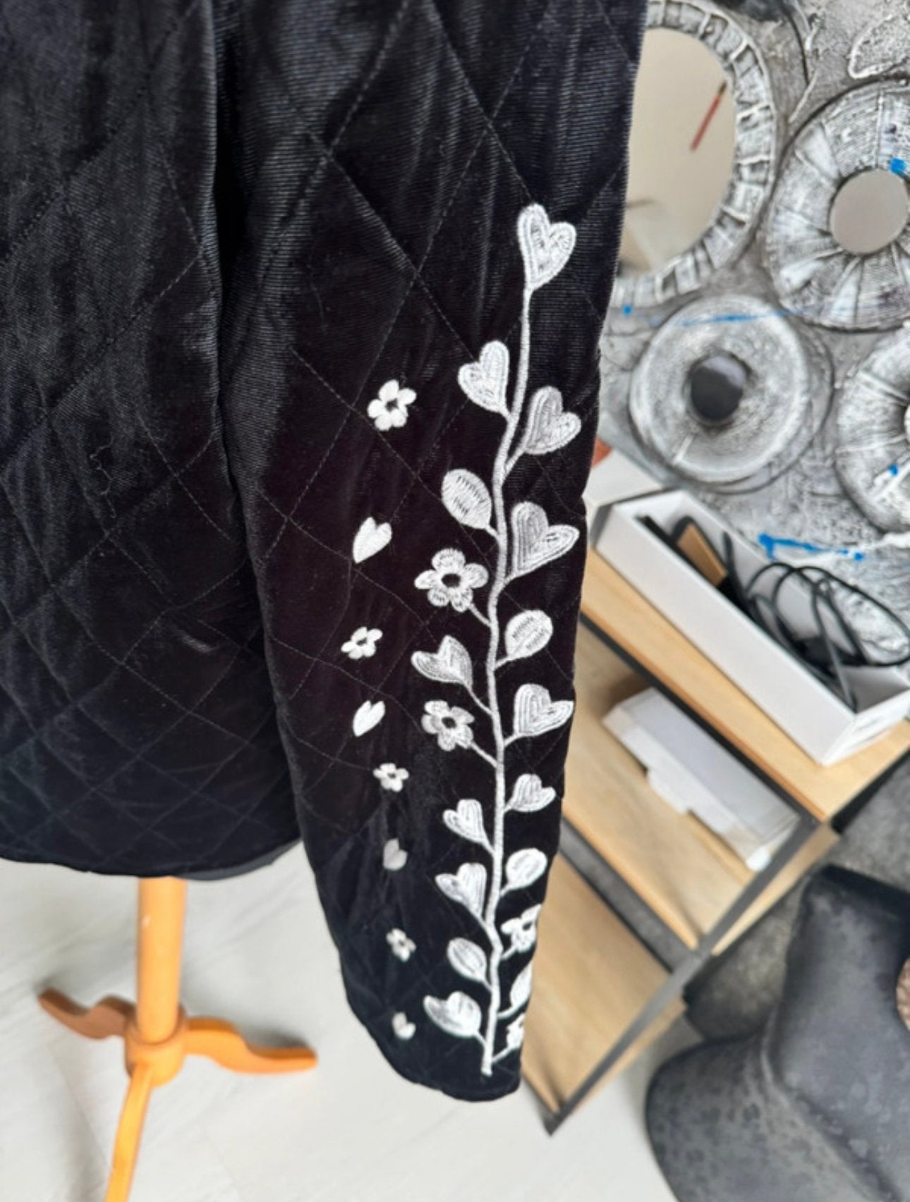 Pieces, Nieuwe zwarte jas met geborduurde mouwen, m 44, Ophalen of Verzenden, Nieuw, Maat 42/44 (L), Zwart